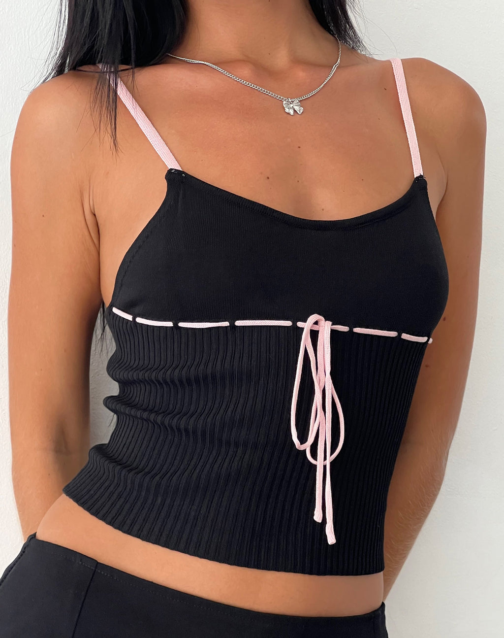 Emonie Cami Top in Schwarz mit rosa Einfassung