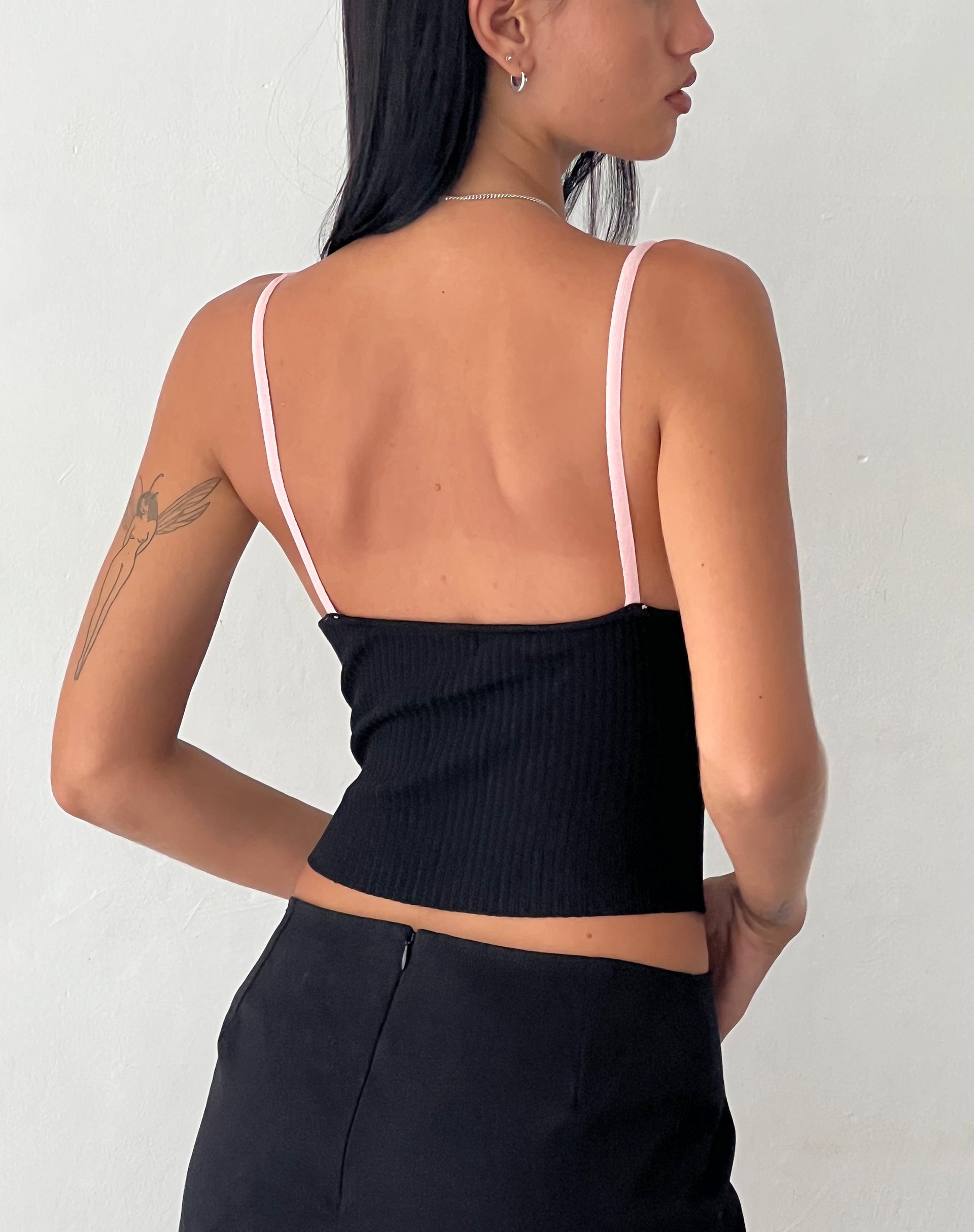 Image of Emonie Cami Top in Schwarz mit rosa Bindung