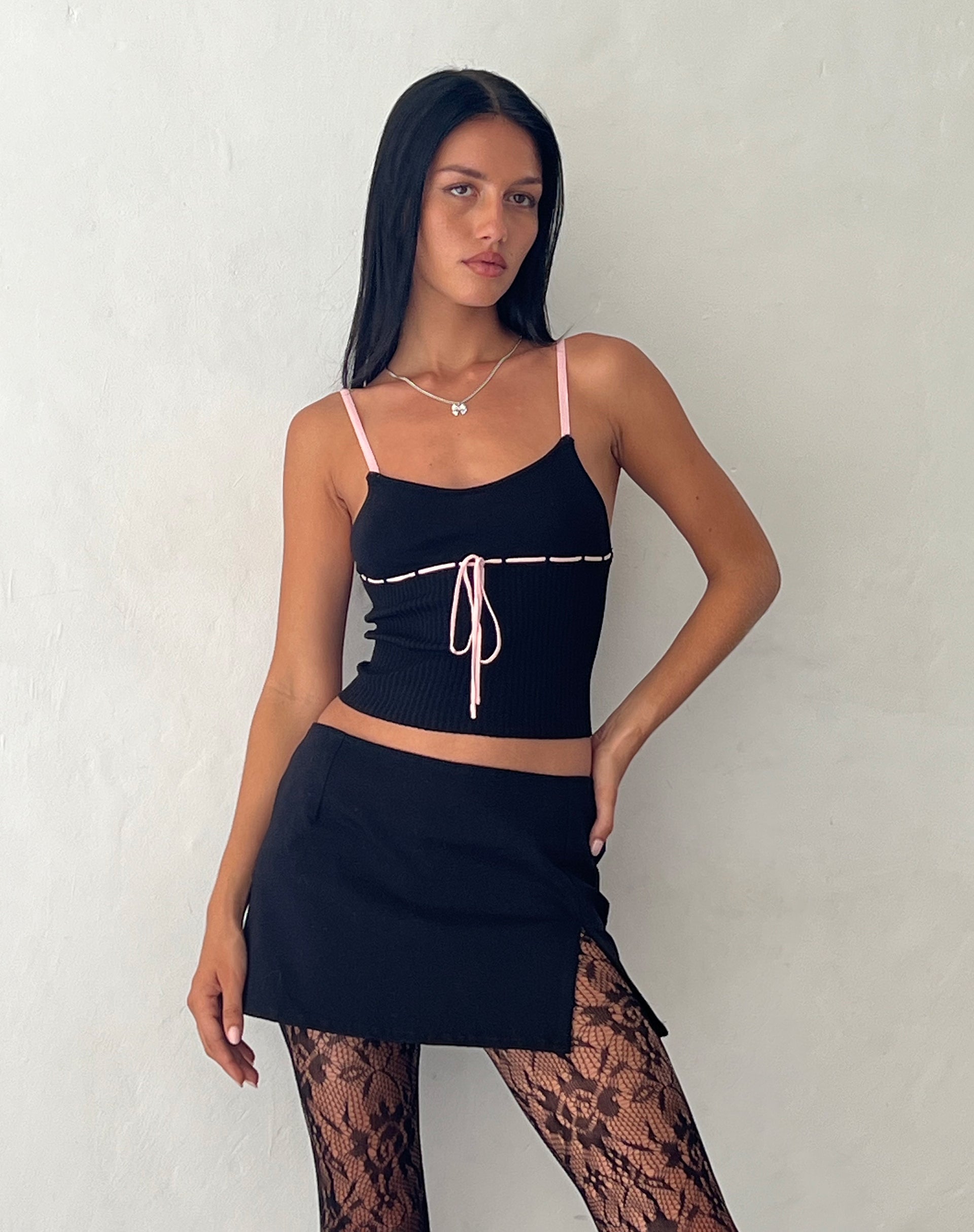 Image of Emonie Cami Top in Schwarz mit rosa Bindung