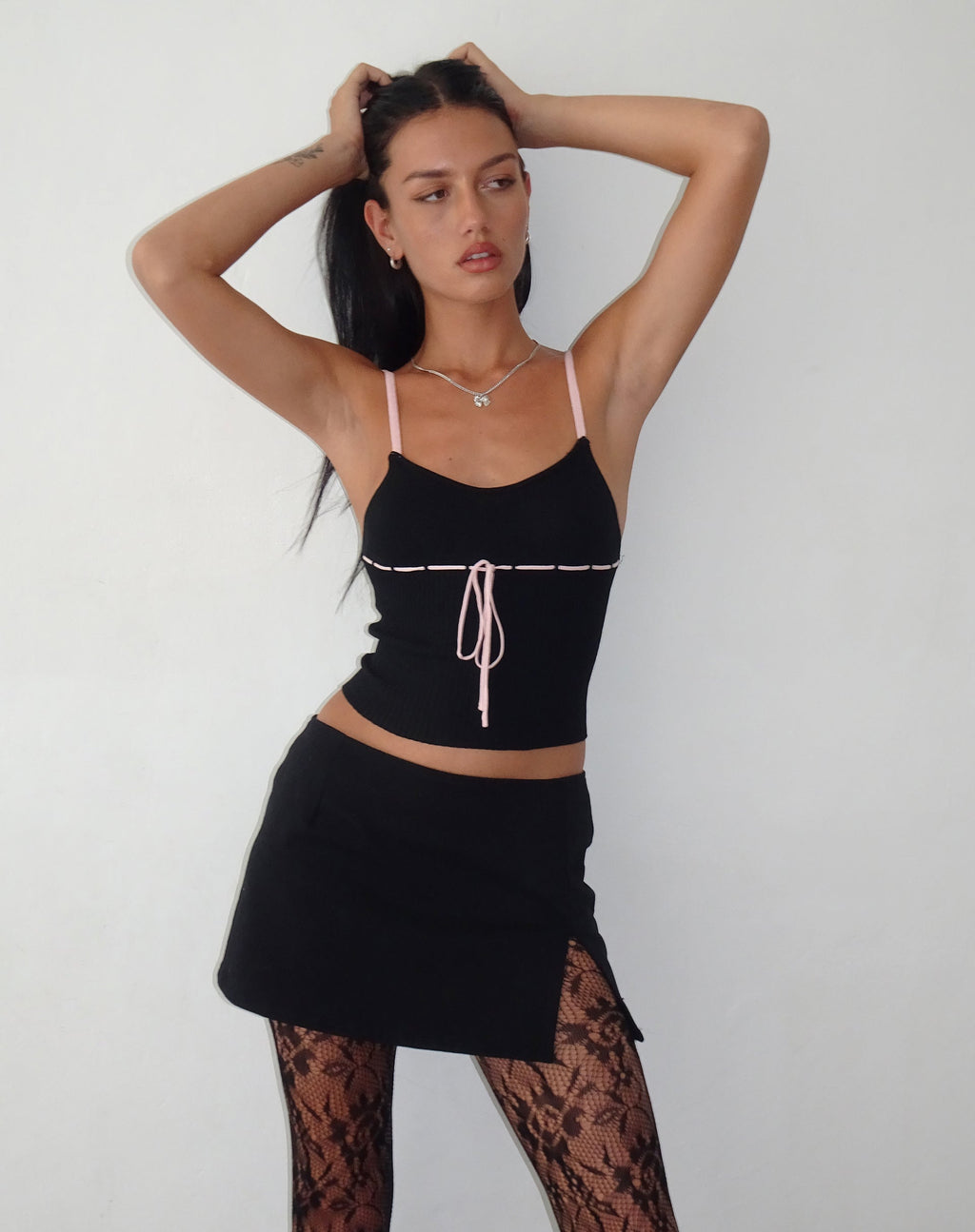 Emonie Cami Top in Schwarz mit rosa Einfassung