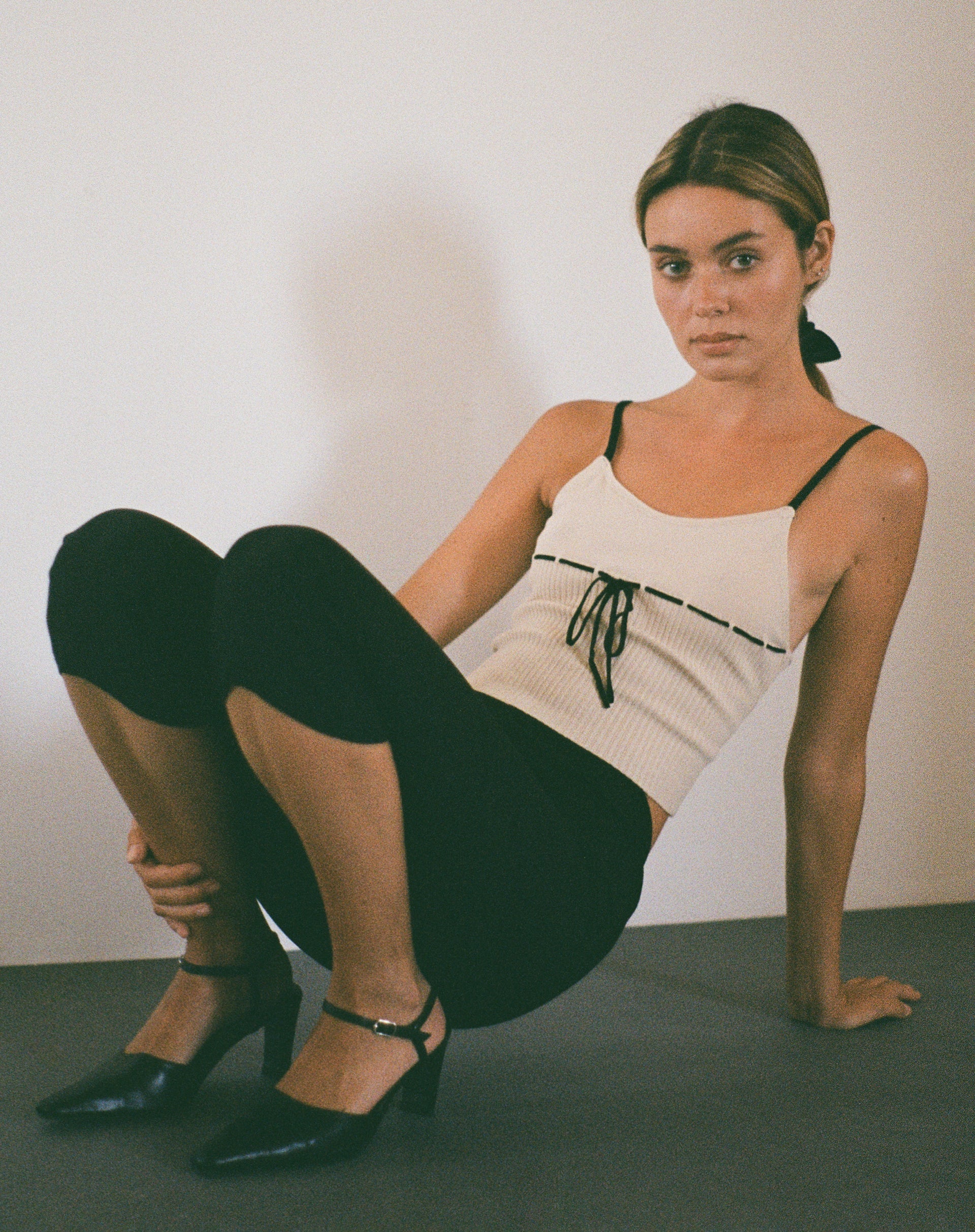 Image of Emonie Cami Top in Neutral mit schwarzer Bindung