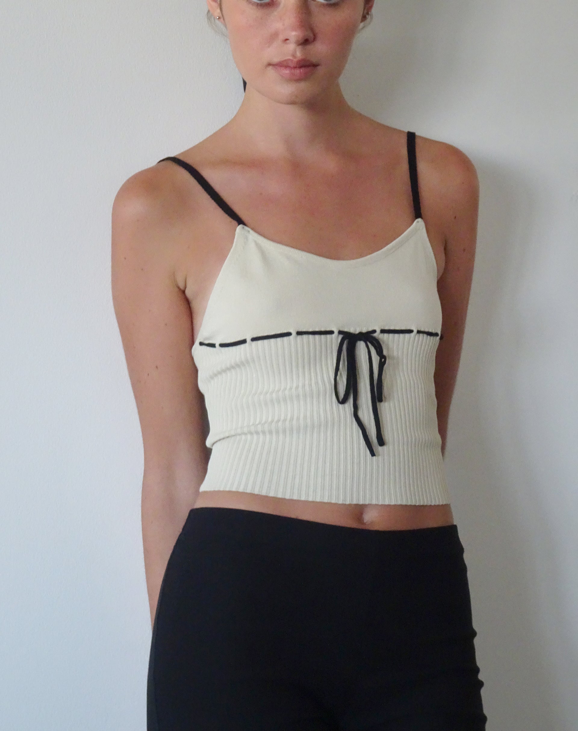 Image of Emonie Cami Top in Neutral mit schwarzer Bindung