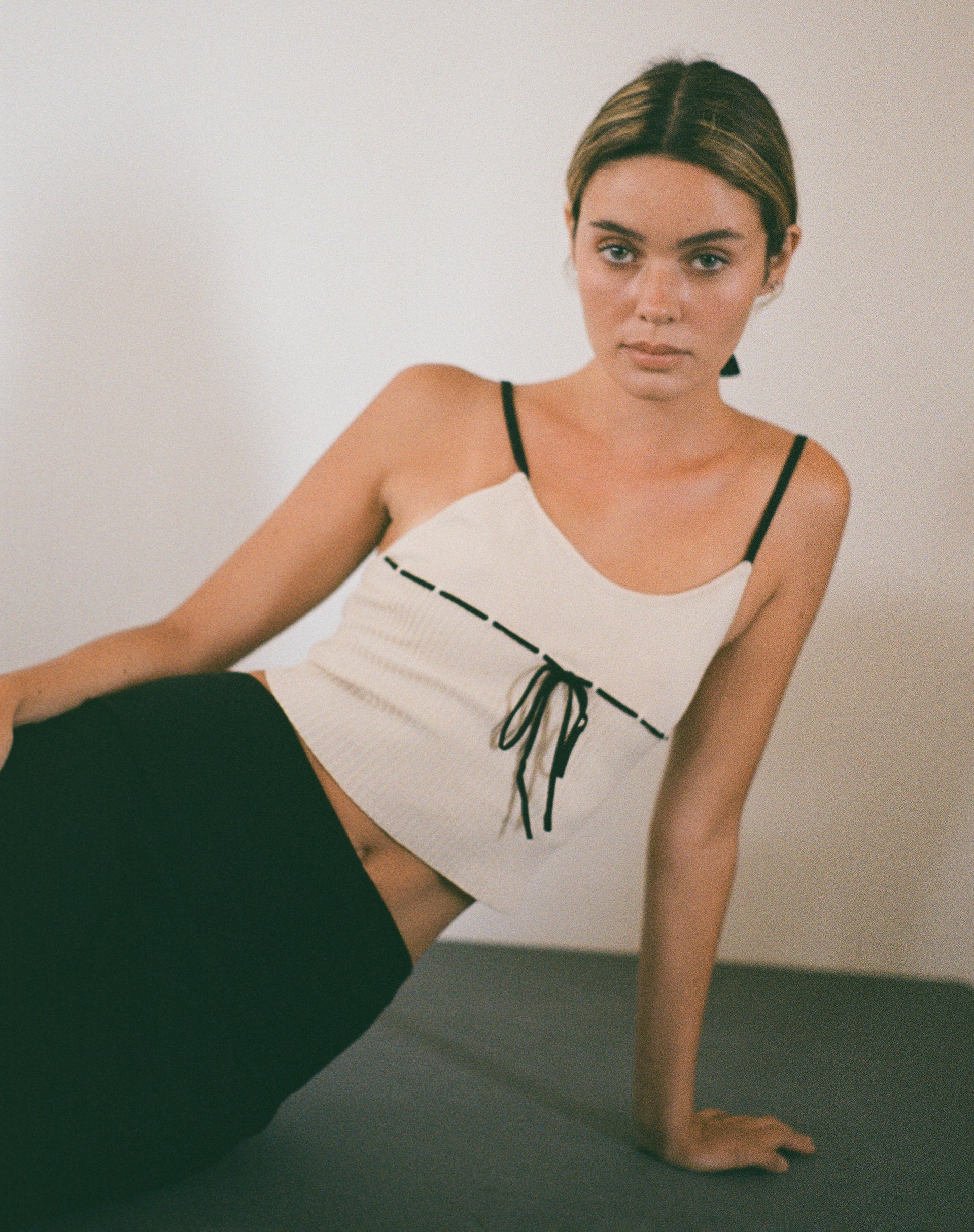 Image of Emonie Cami Top in Neutral mit schwarzer Bindung