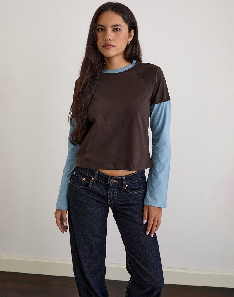 Enid Layered T-Shirt in Schokoladenbraun und Hellblau