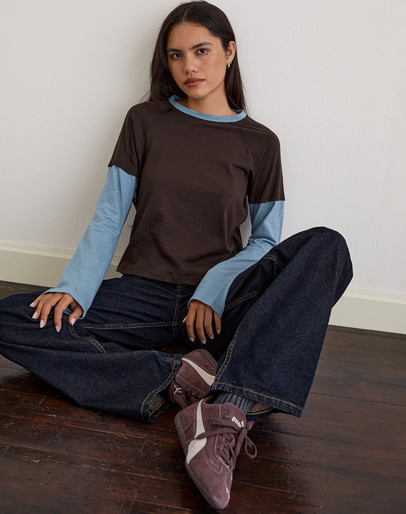 Enid Layered T-Shirt in Schokoladenbraun und Hellblau