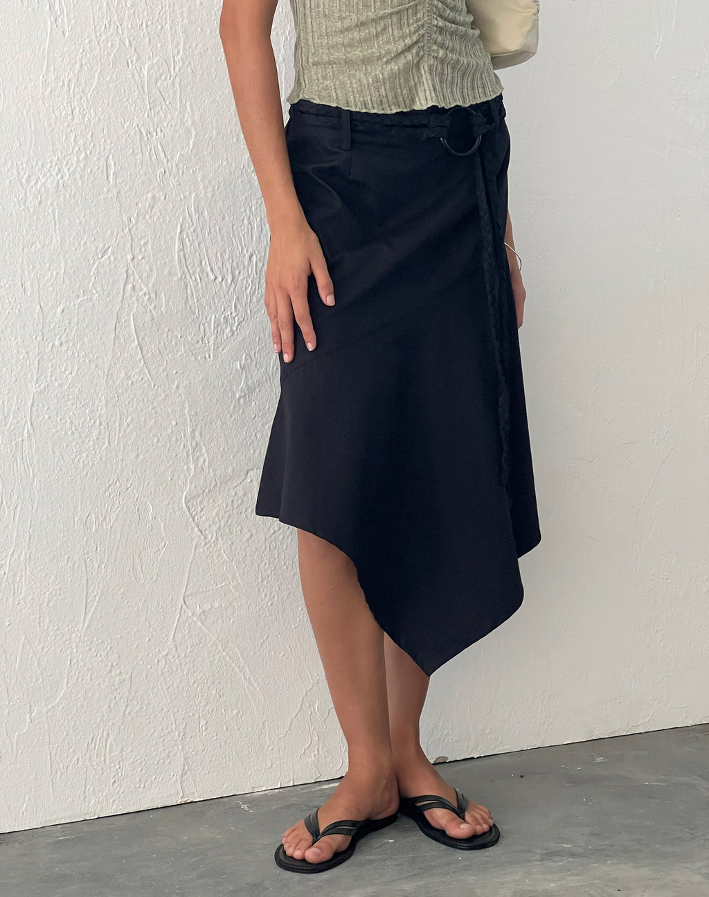 Nejusi Asymmetrischer Midirock in Schwarz mit geflochtenem Gürtel