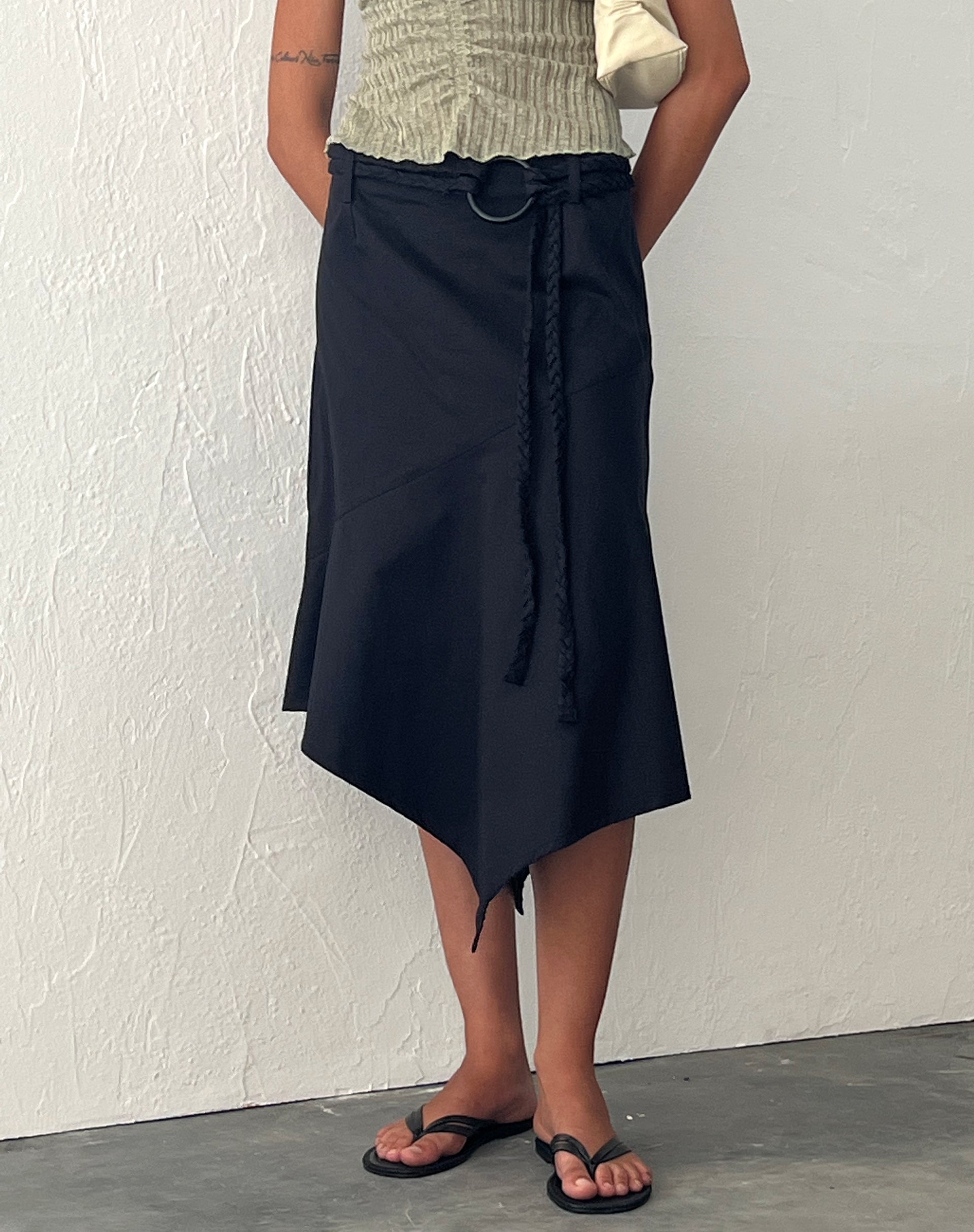 Bild von Nejusi Asymmetrischer Midirock in Schwarz mit geflochtenem Gürtel