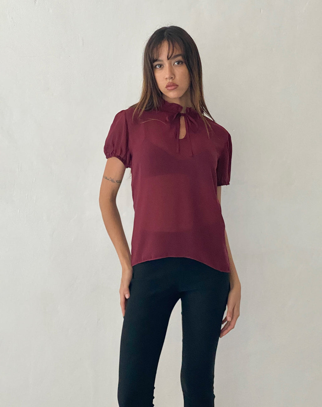 Enzo Bluse mit hohem Halsausschnitt aus Chiffon in Oxblood