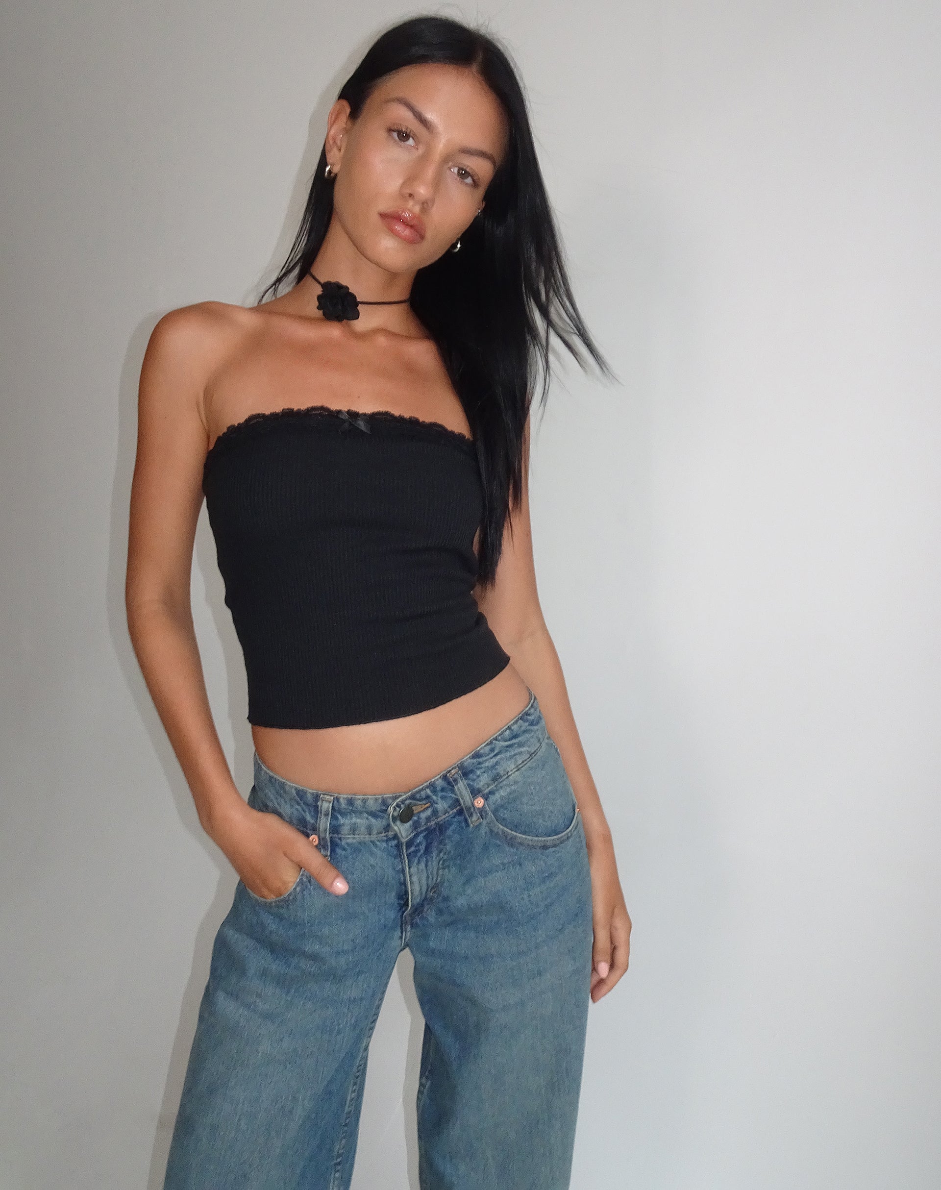 Bild von Ernie Bandeau Rib Top in Schwarz