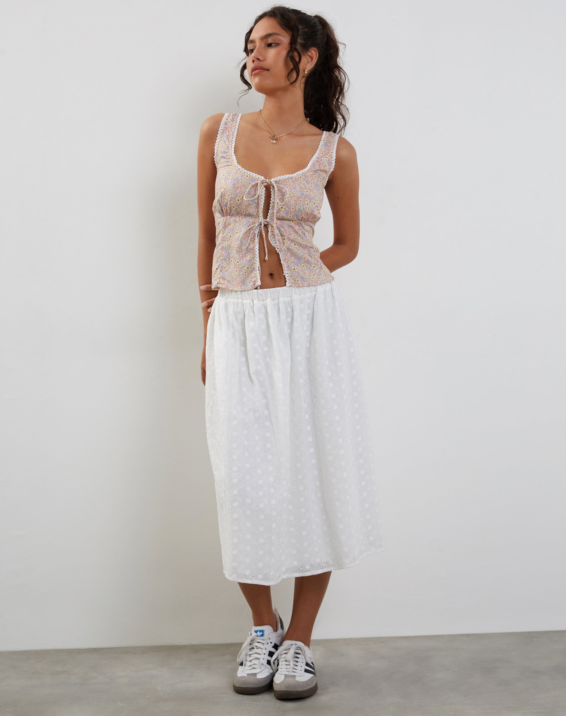 Bild von Esau Tie Front Top in 70s Prairie Girl Floral