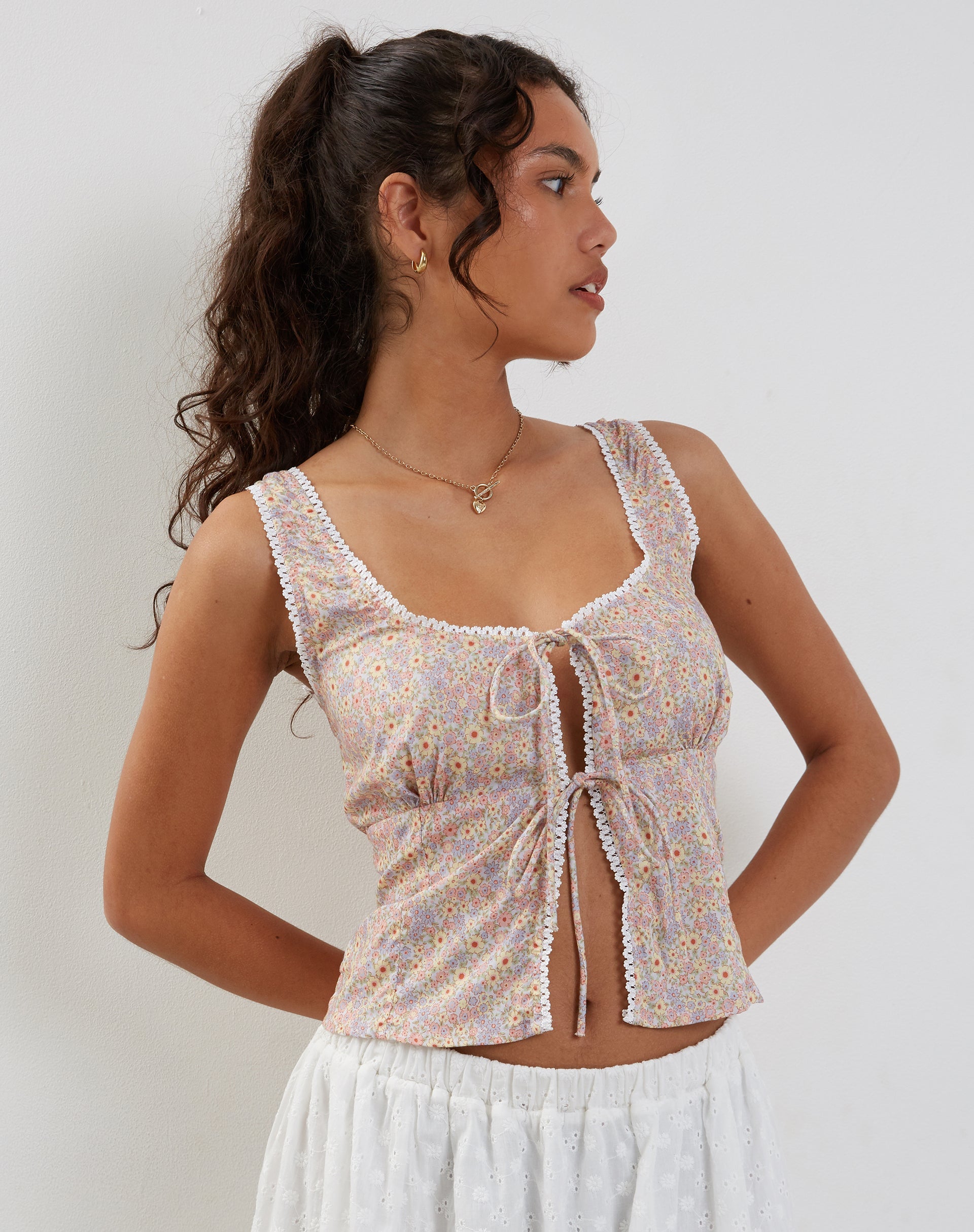 Bild von Esau Tie Front Top in 70s Prairie Girl Floral
