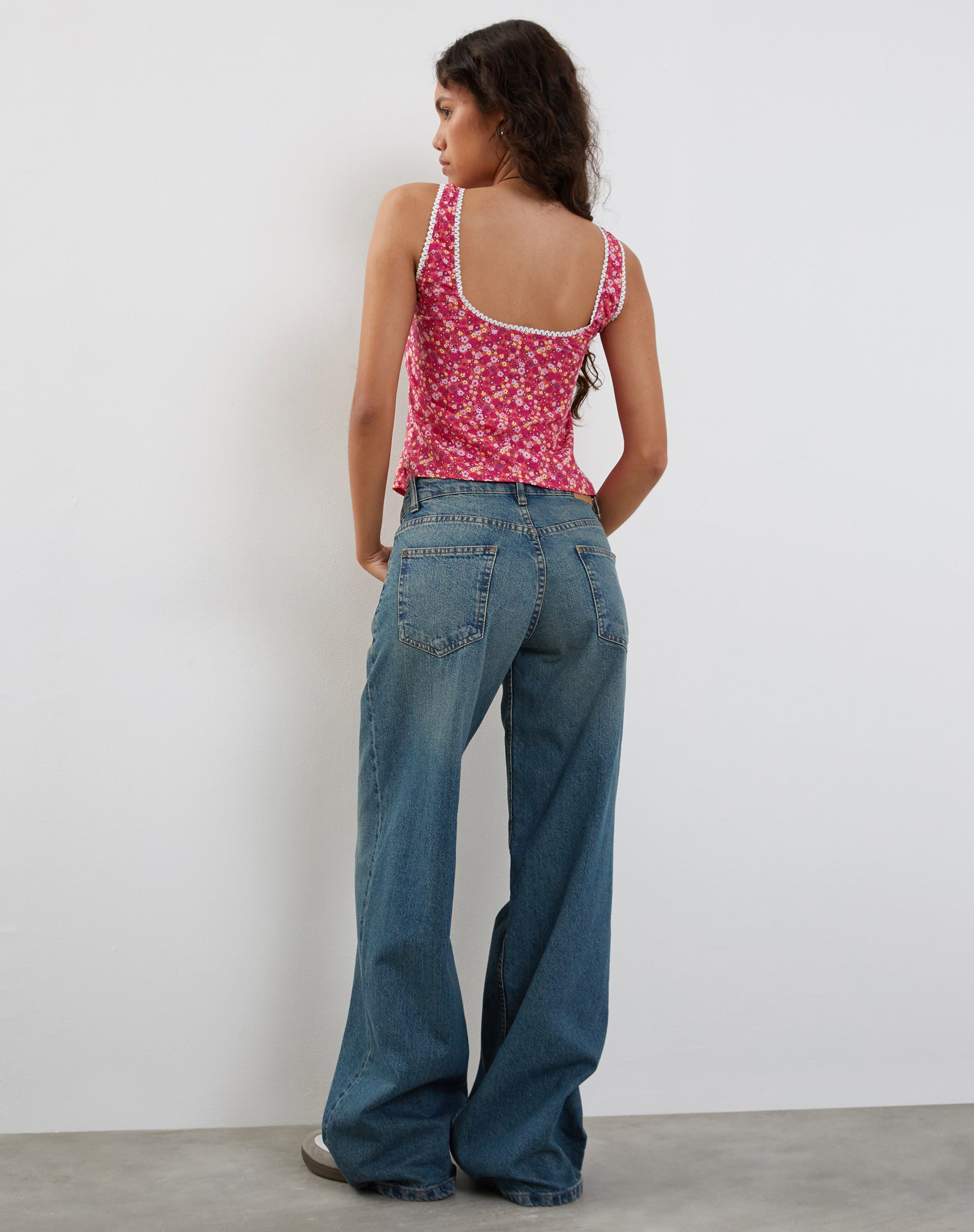 Bild von Esau Tie Front Top in Ditsy Floral Pink
