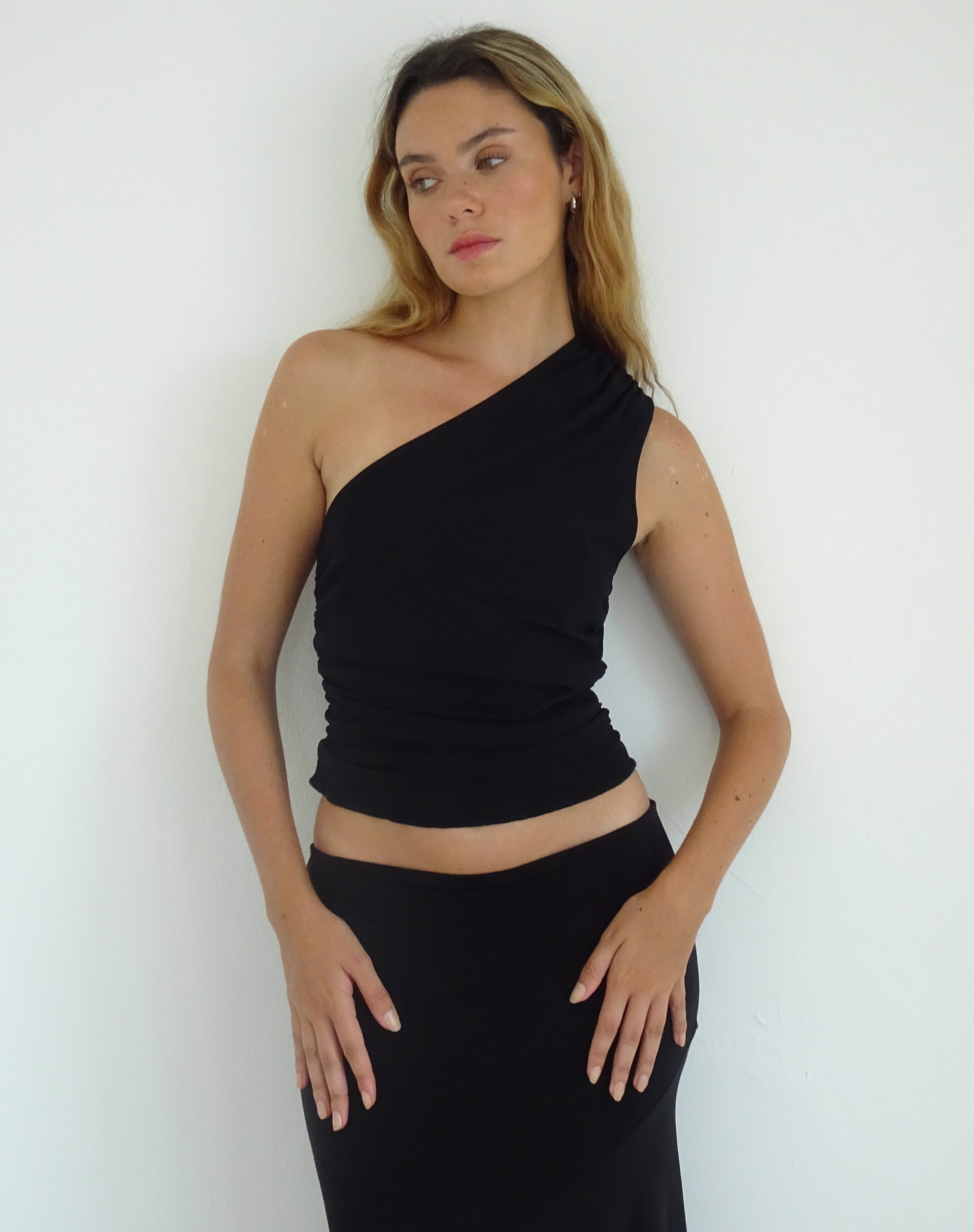 Image of Evelina One Shoulder Top aus schwarzem Mesh