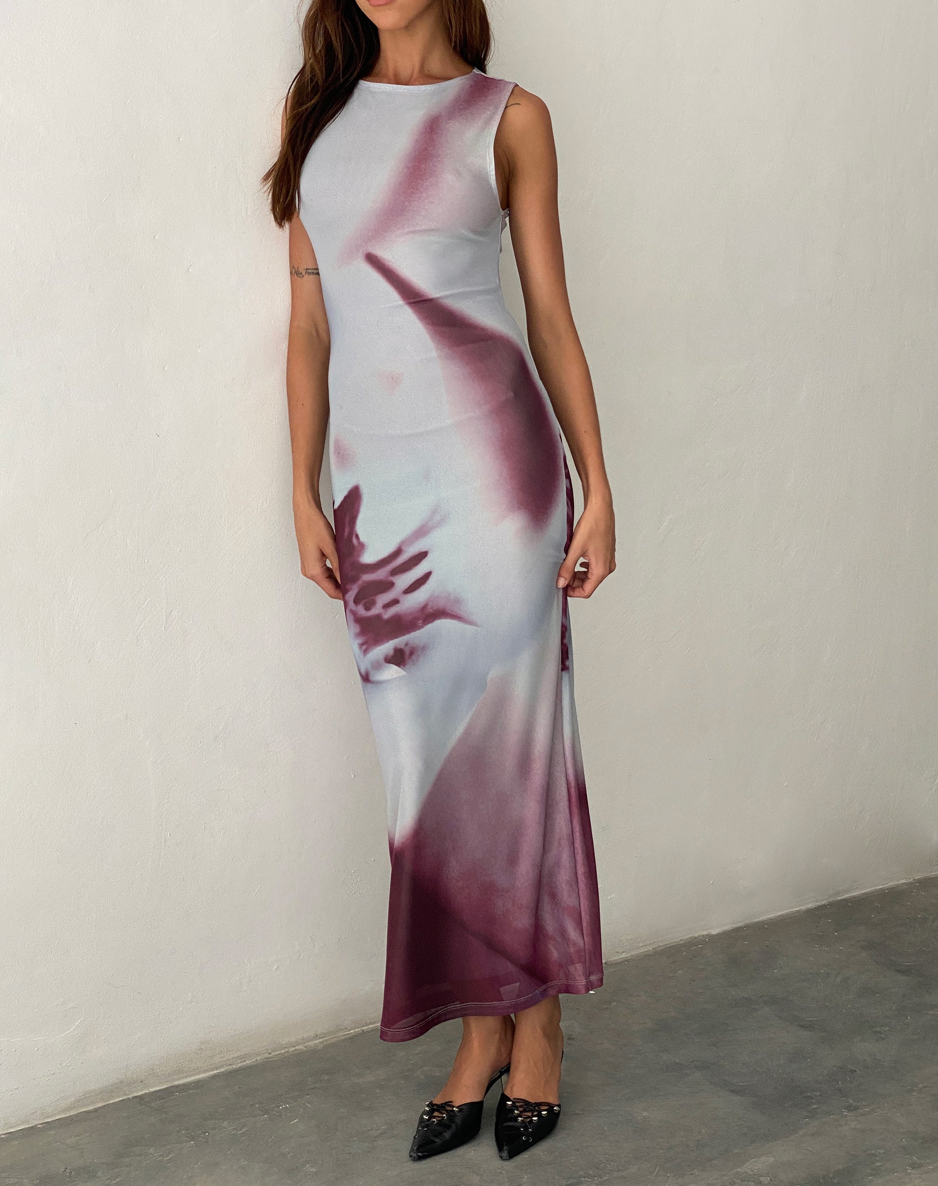Bild von Fayola Bedrucktes Maxikleid in Grau Anatomie der Natur