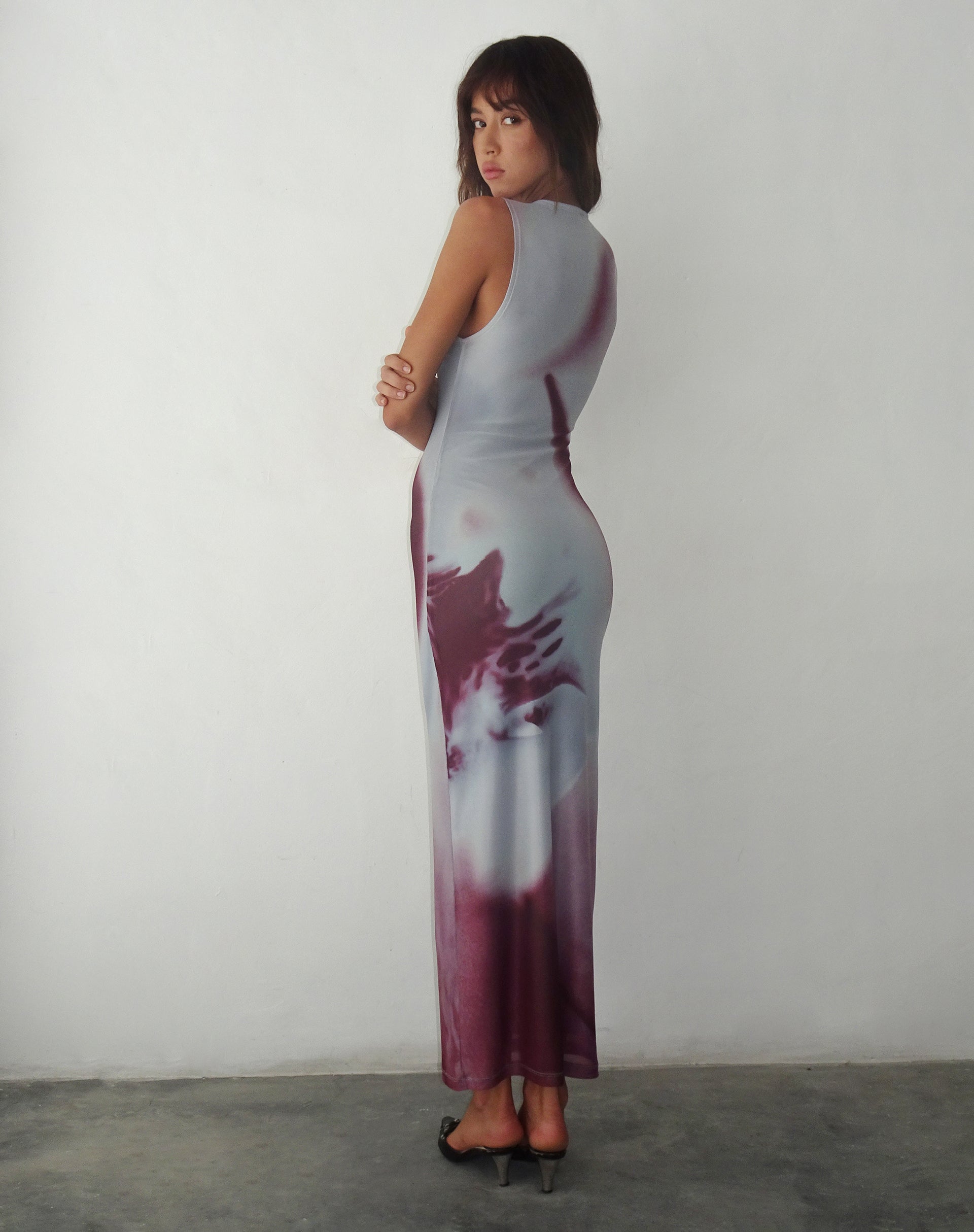Bild von Fayola Bedrucktes Maxikleid in Grau Anatomie der Natur