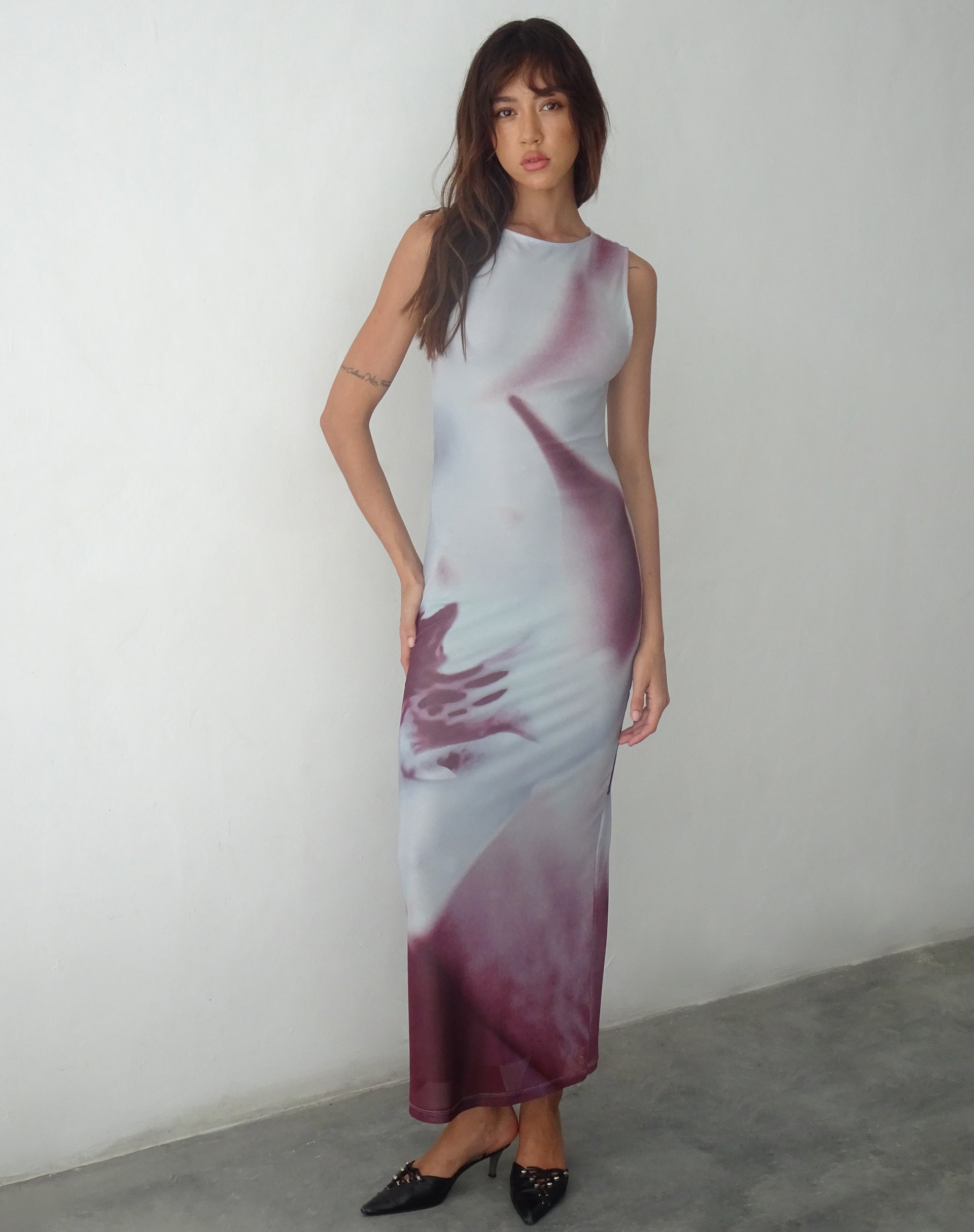 Bild von Fayola Bedrucktes Maxikleid in Grau Anatomie der Natur
