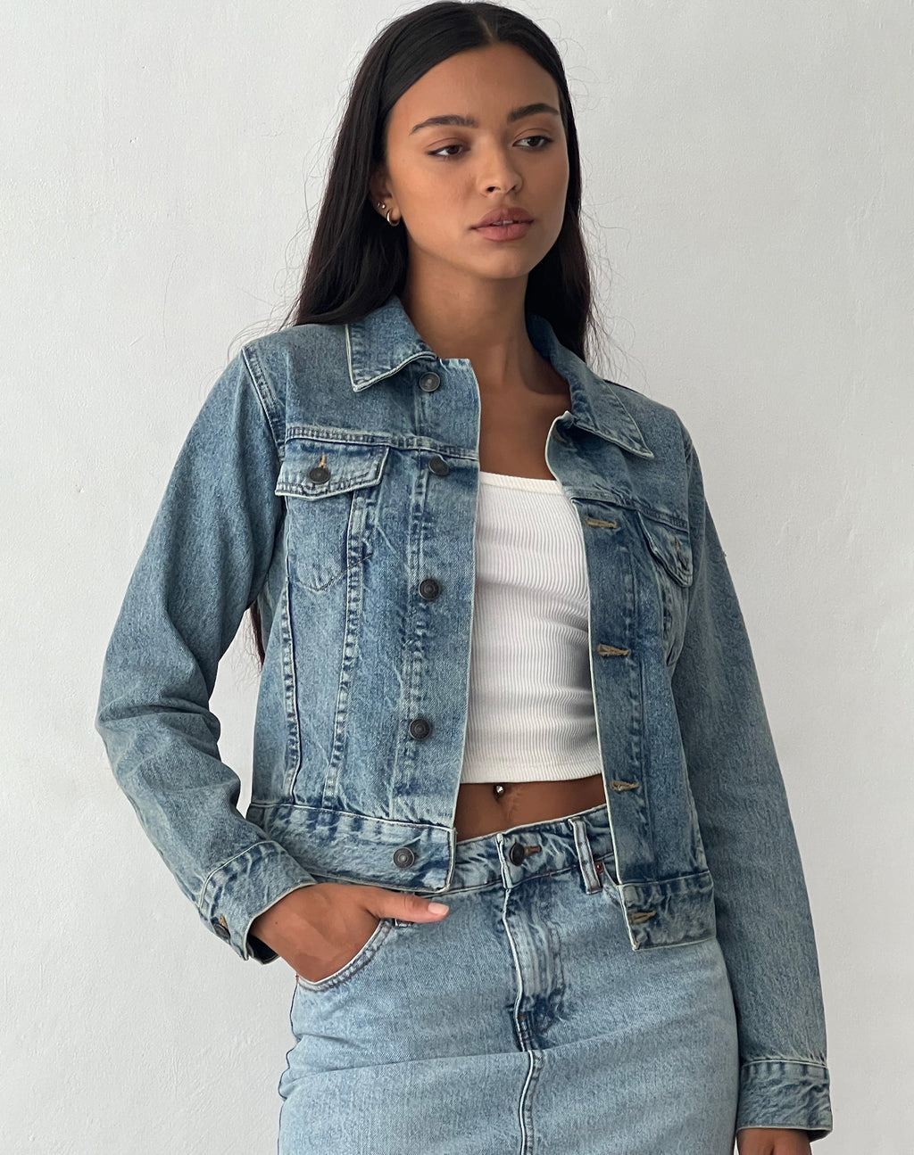 Passform-Jeansjacke in blauer Waschung