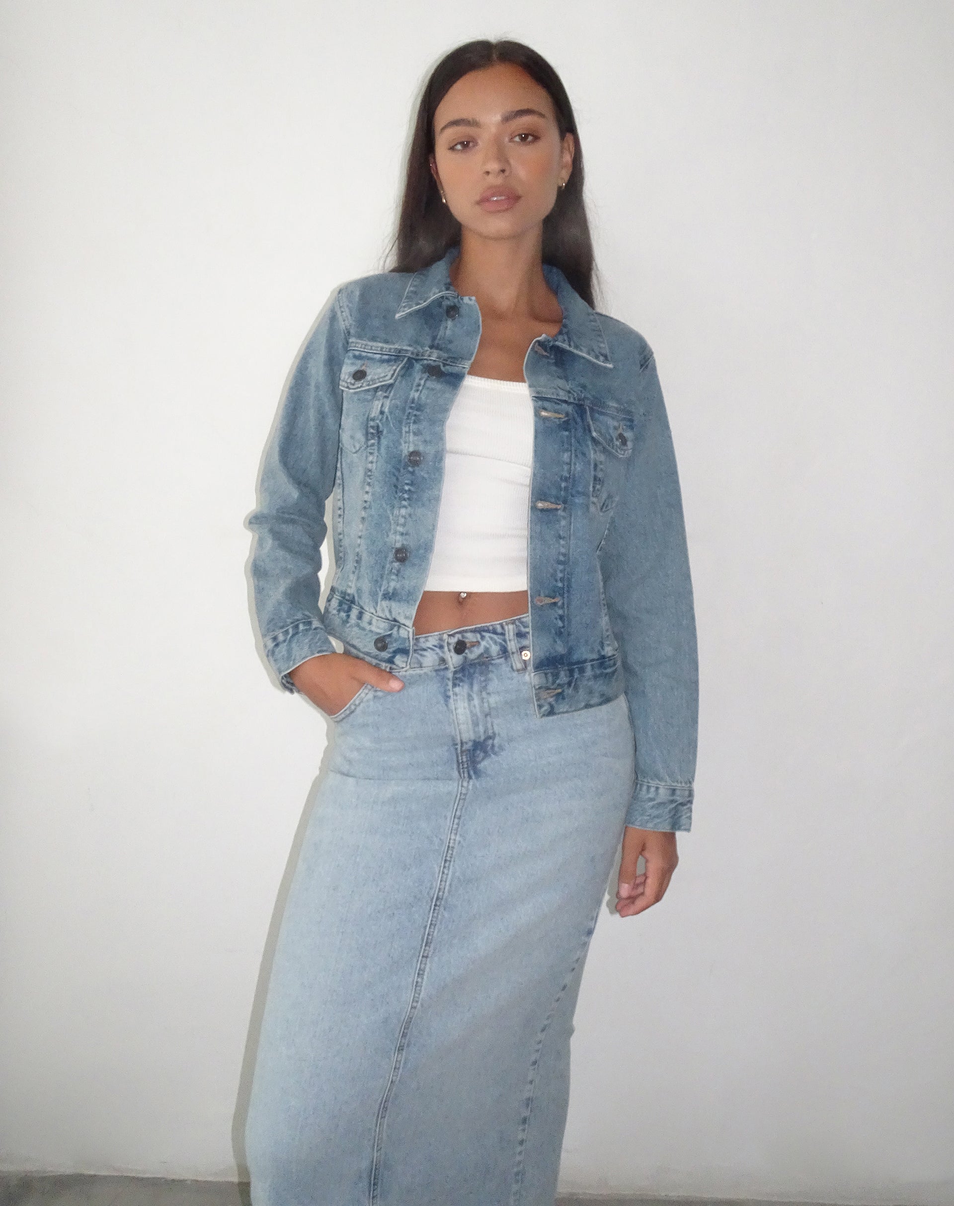 Bild von Fitted Denim Jacket in Blue Wash