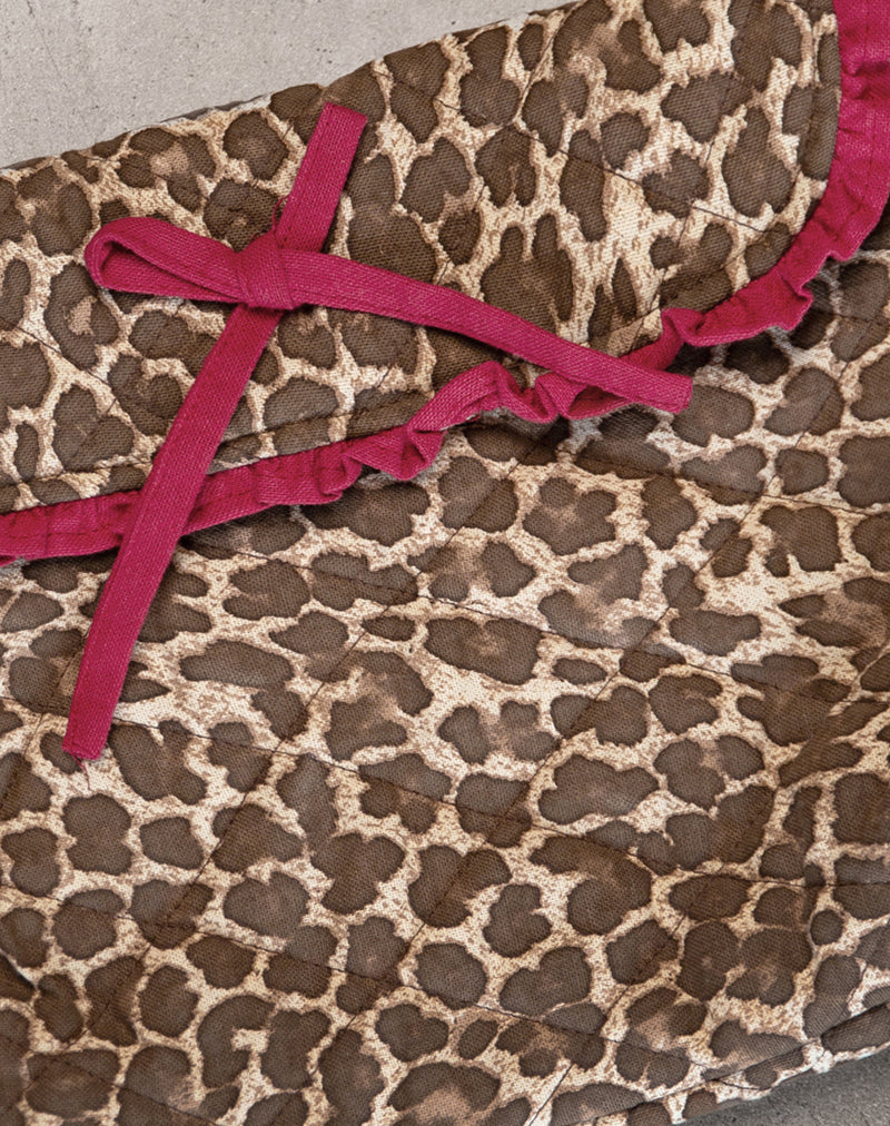 Bild von Fold Over Makeup Bag in Leopard mit roter Rüschenschleife
