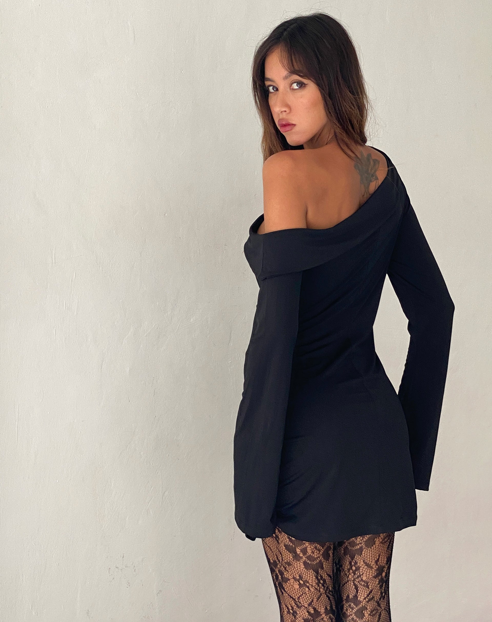Image of Fliss Asymmetrisches Minikleid in Slinky Schwarz