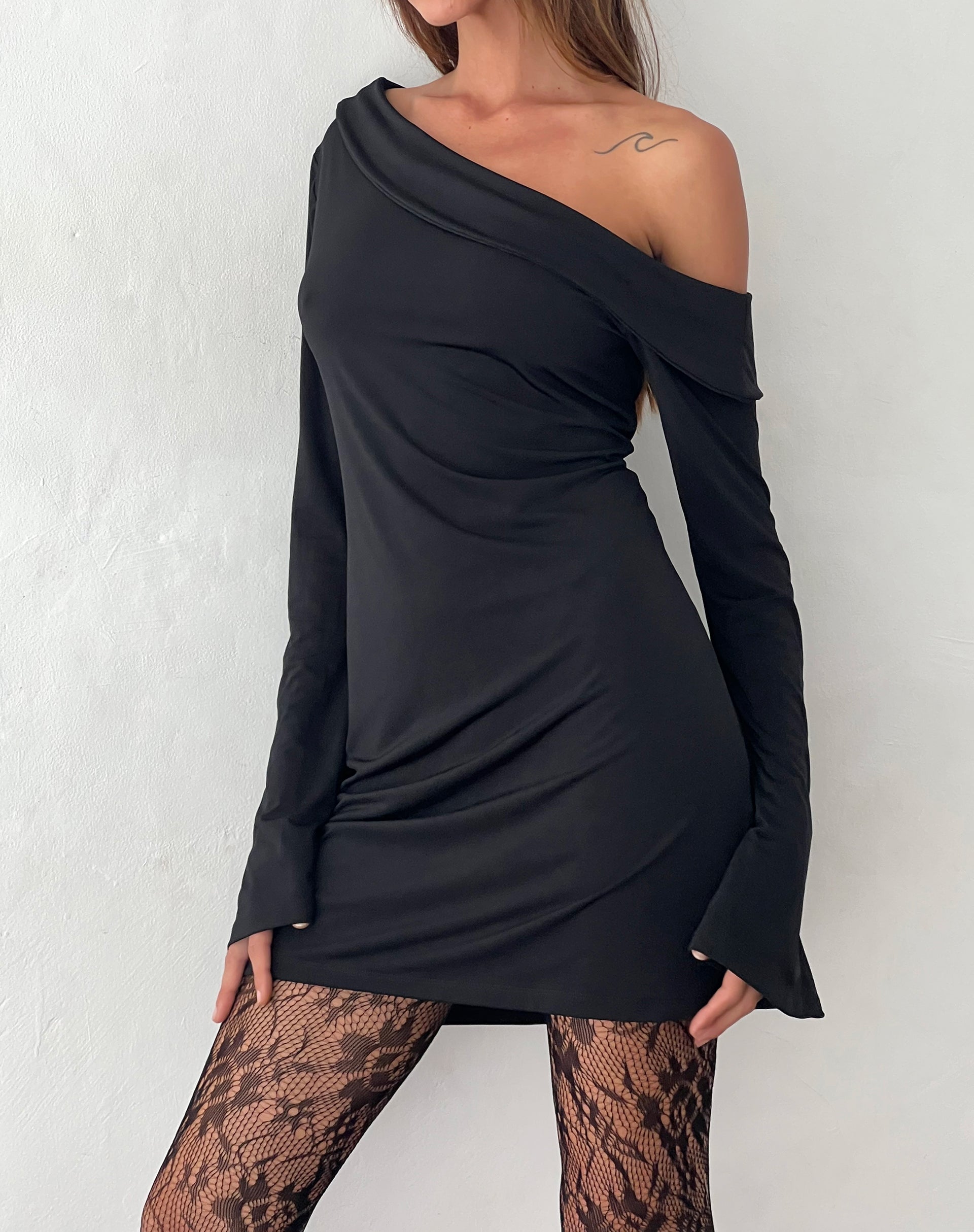 Image of Fliss Asymmetrisches Minikleid in Slinky Schwarz