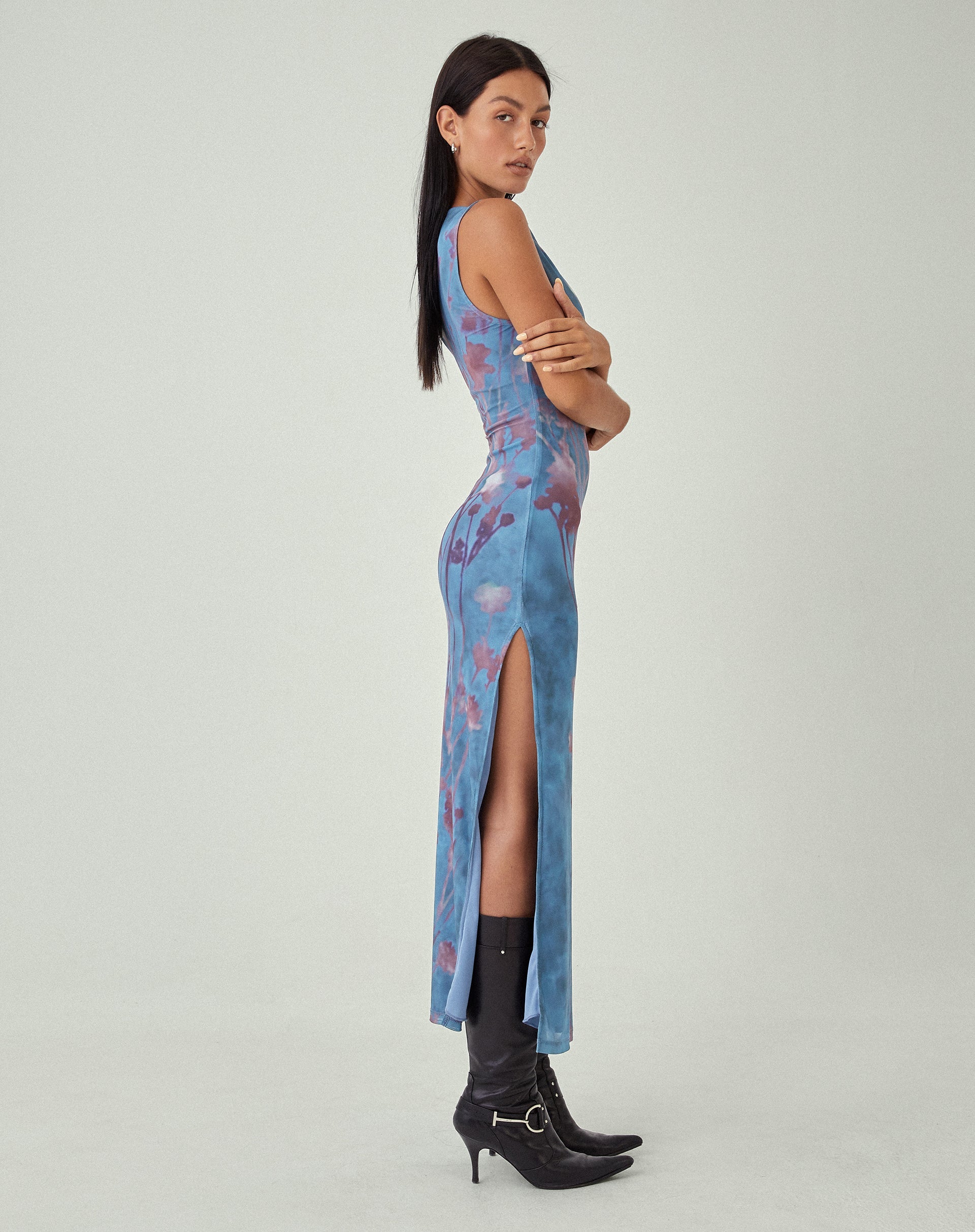 Bild von MOTEL X JACQUIE Flo Maxikleid in Lumen Mesh Blau