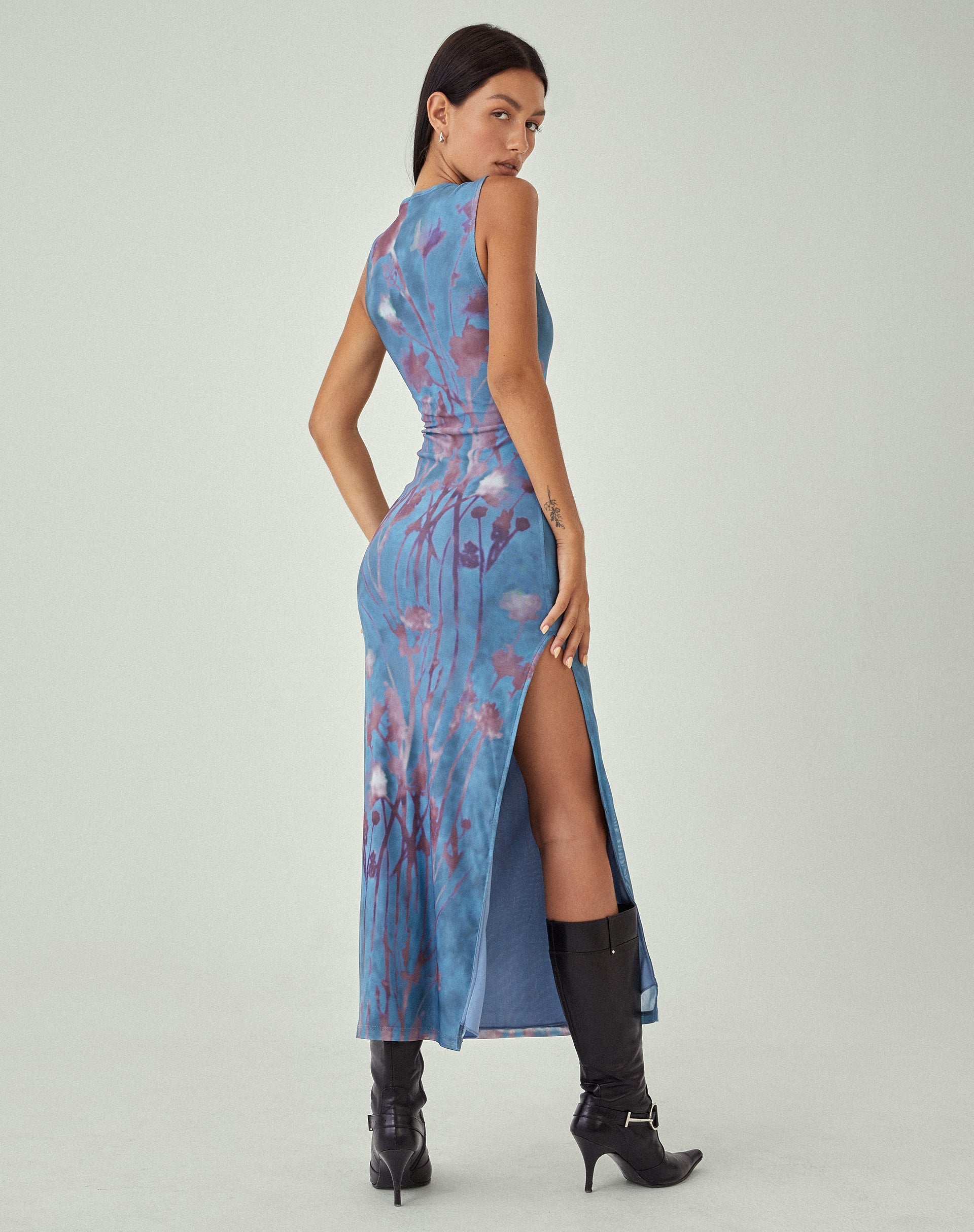 Bild von MOTEL X JACQUIE Flo Maxikleid in Lumen Mesh Blau