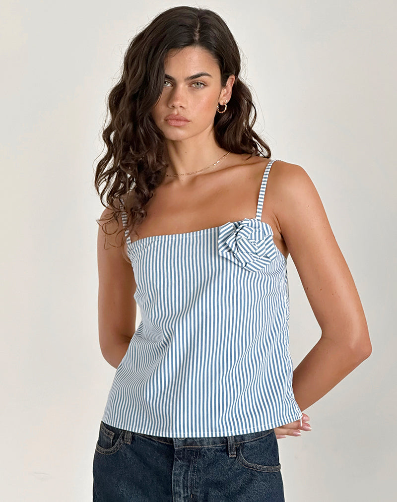 Flowa Top in Blau Kleiner vertikaler Streifen mit Rosette