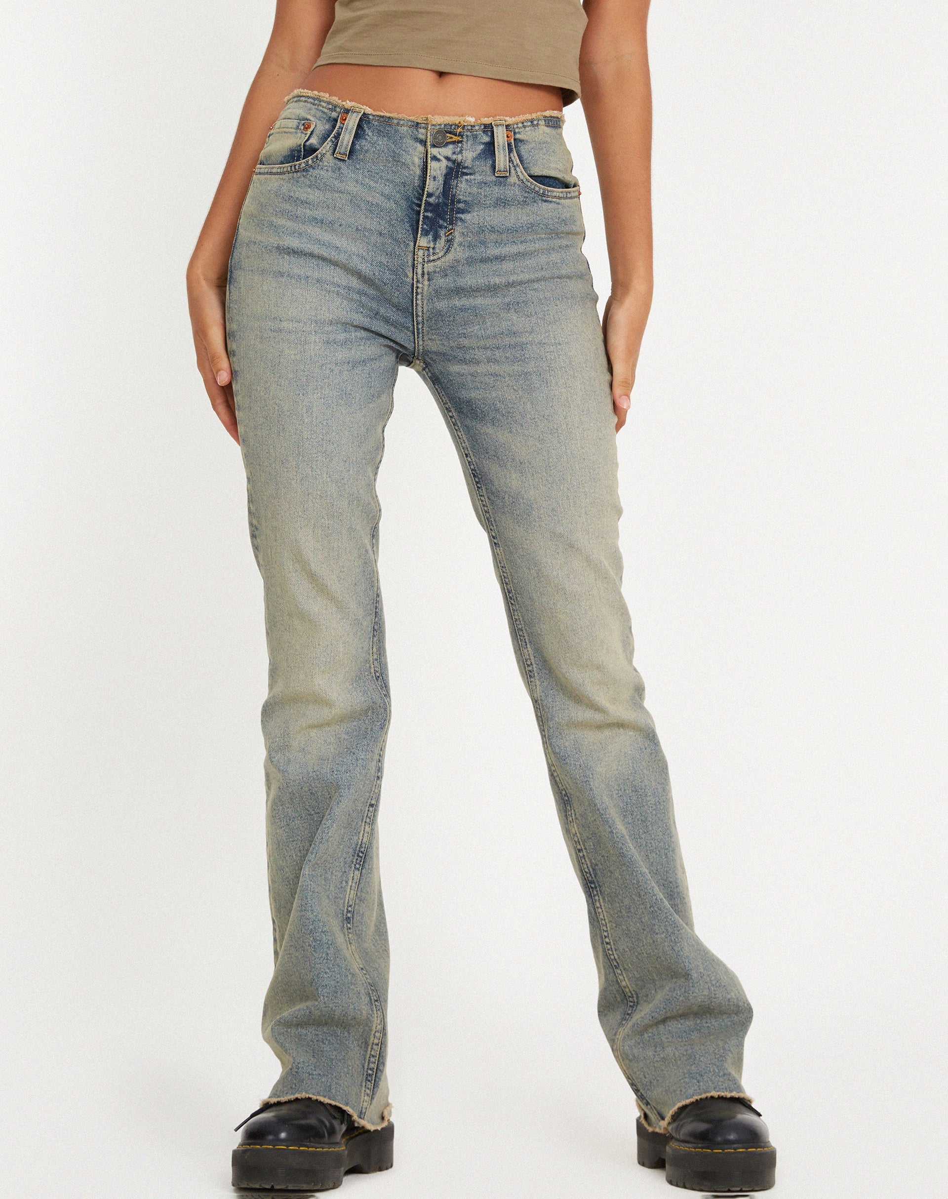 Abbildung der ausgefransten Low Rise Jeans in Light Wash Sandy Tint