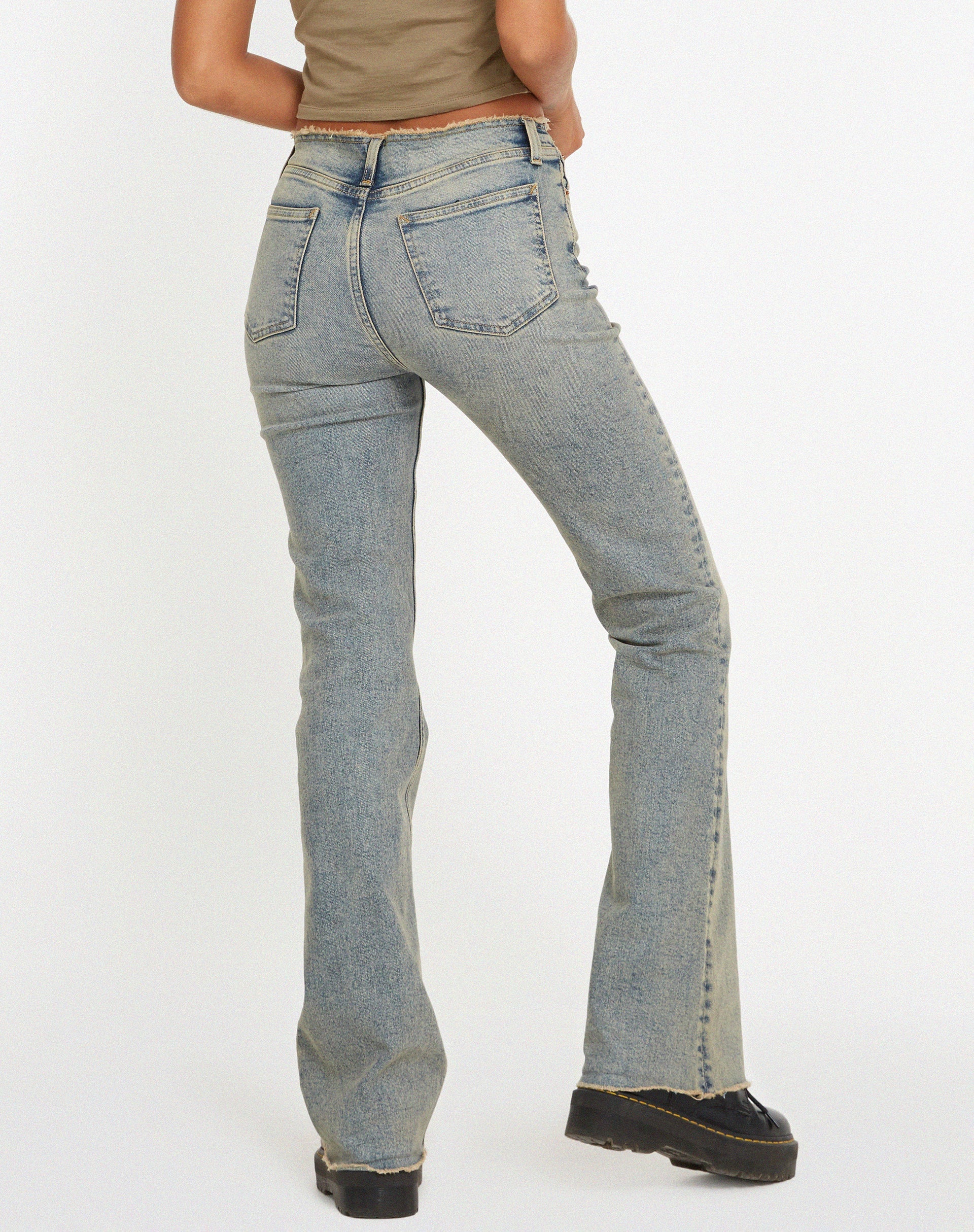 Abbildung der ausgefransten Low Rise Jeans in Light Wash Sandy Tint