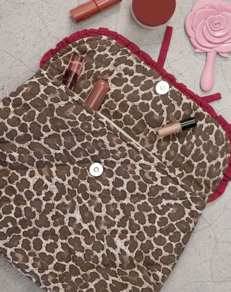 Bild von Fold Over Makeup Bag in Leopard mit roter Rüschenschleife