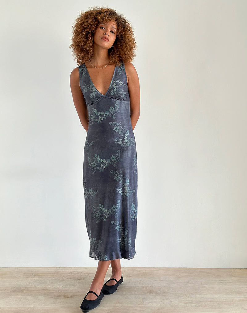 Gabriela Midikleid in verblasstem botanischem Grün