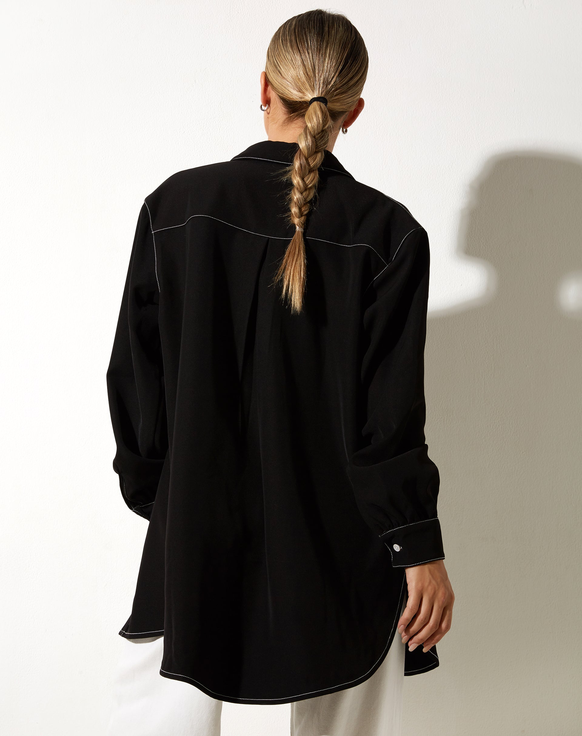 Bild von Gane Shirt in Schwarz mit weißer Naht