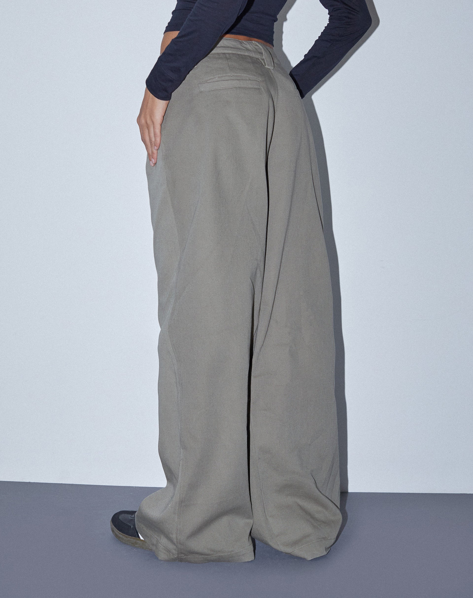 Image of Kaomy Hose mit weitem Bein in Schiefergrün