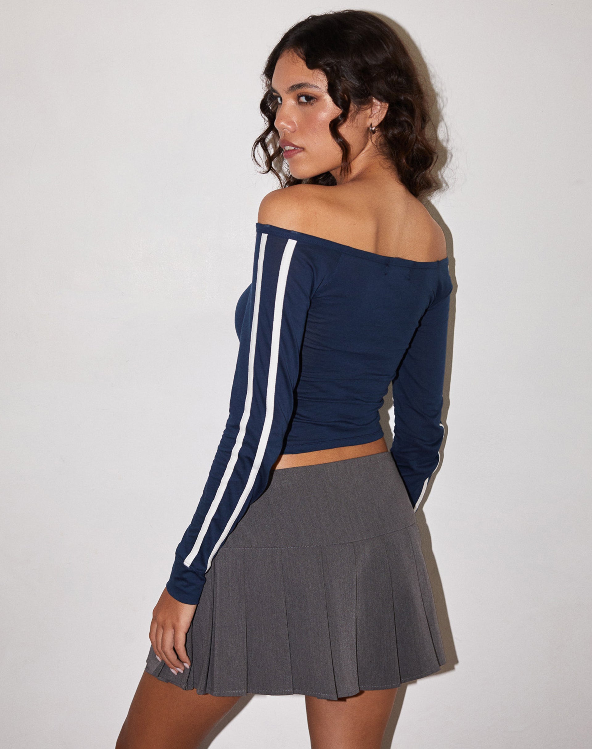 Image of Gavya Langarm-Top in Marineblau mit weißer Paspelierung