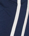Marineblau mit weißer Paspelierung
