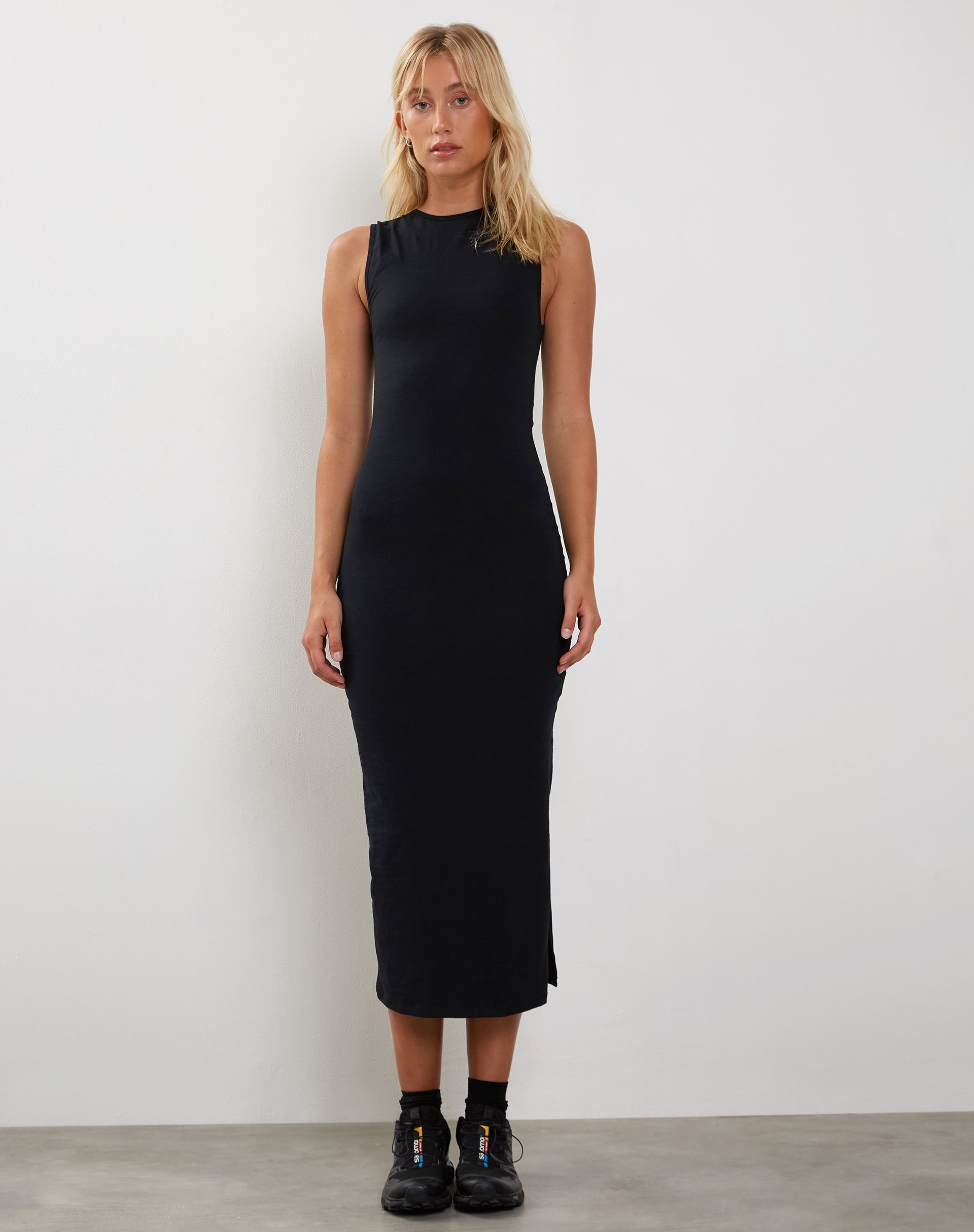 Image of Gelena Midikleid in Schwarz