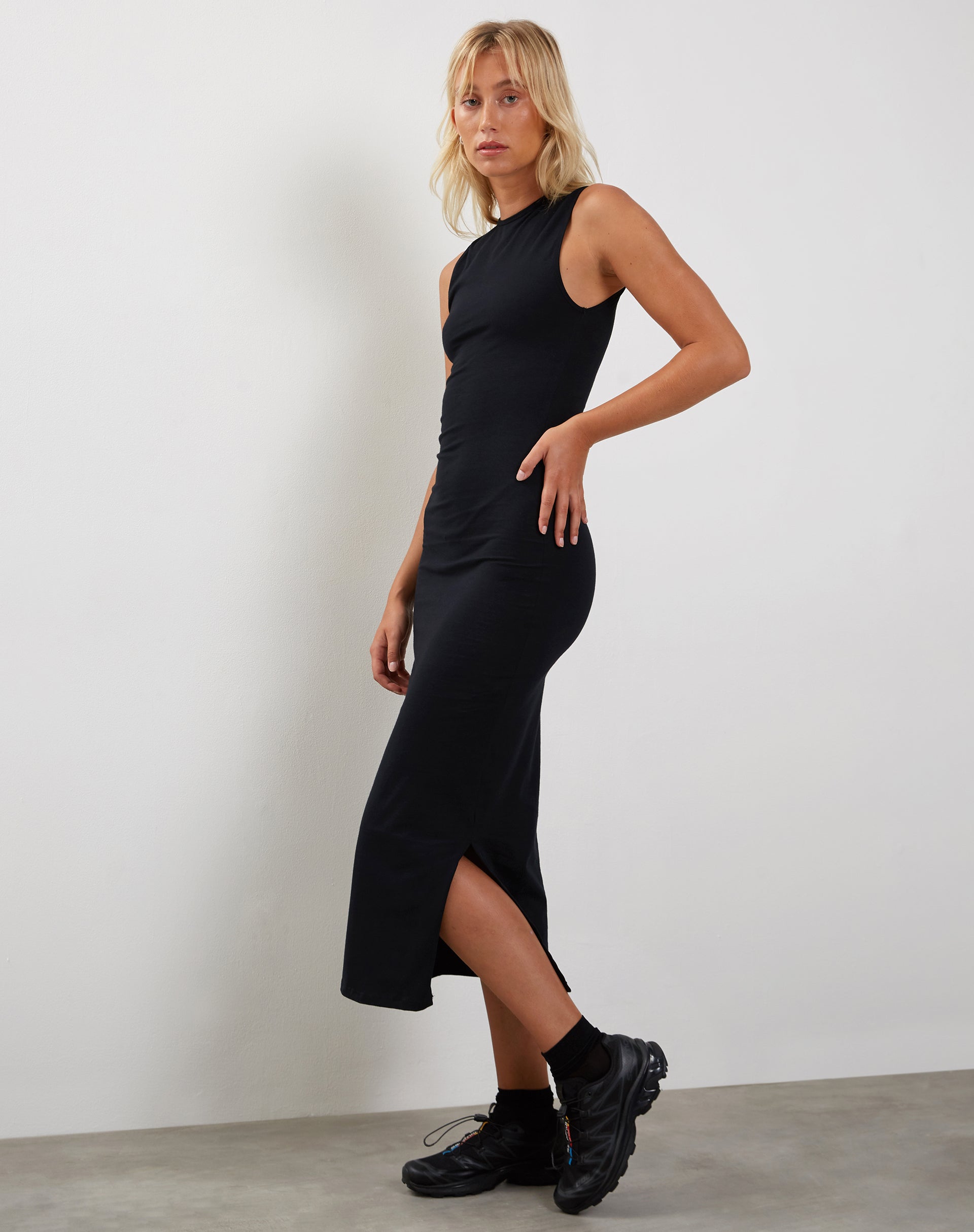 Image of Gelena Midikleid in Schwarz