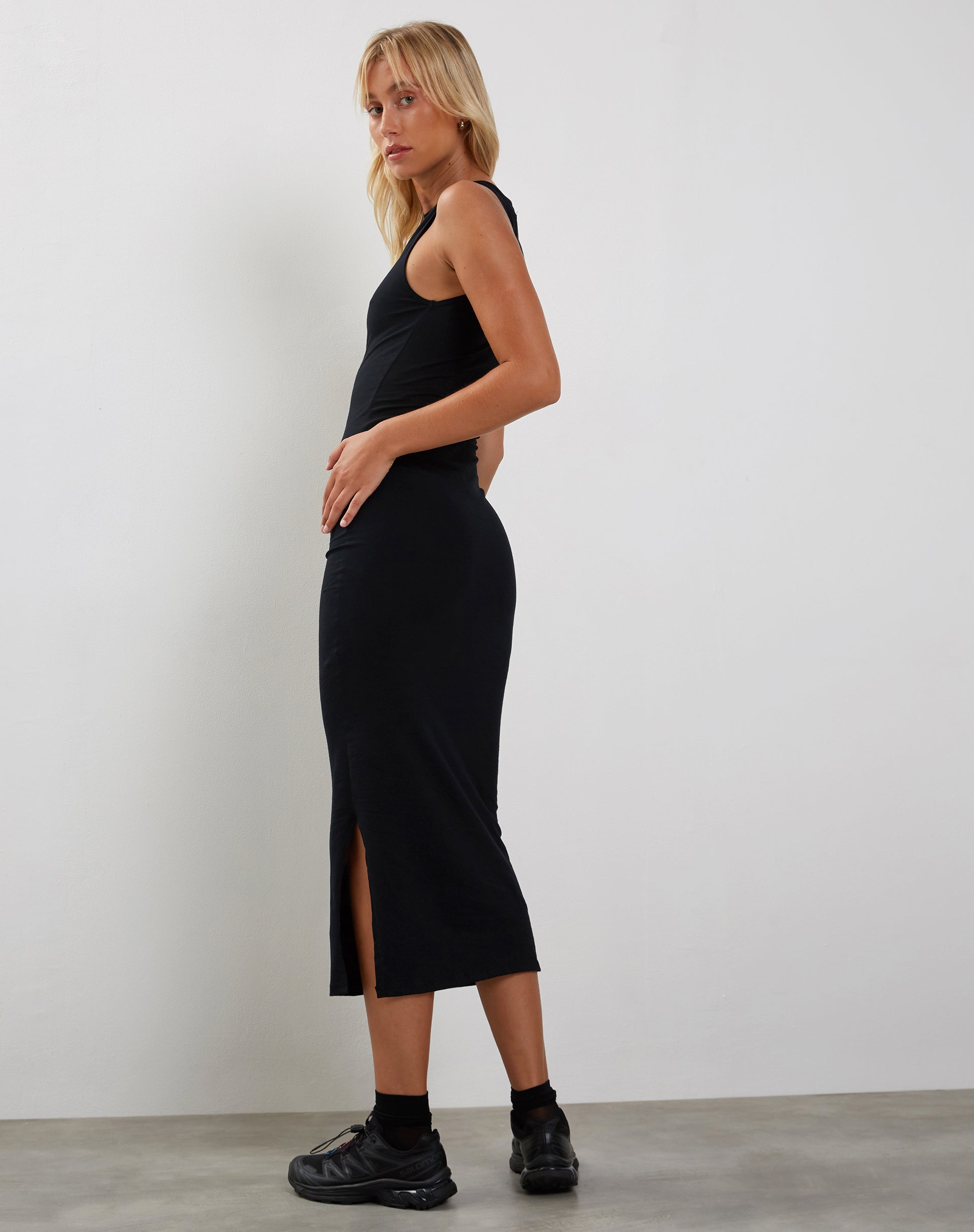 Image of Gelena Midikleid in Schwarz