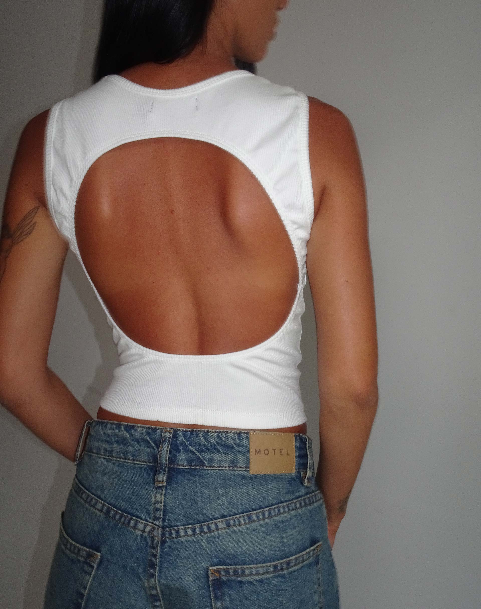 Bild von Gelsho Open Back Rib Tank Top in Off White