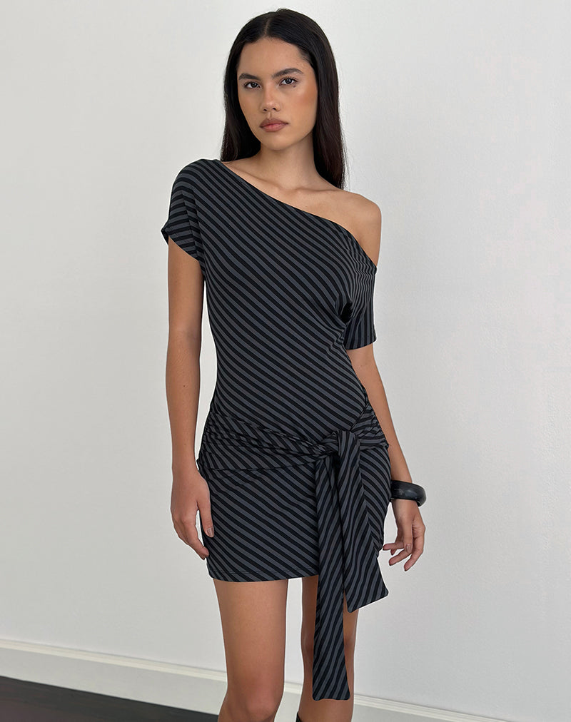 Bild des Genya-Minikleids mit schrägen Streifen in Ocean Storm