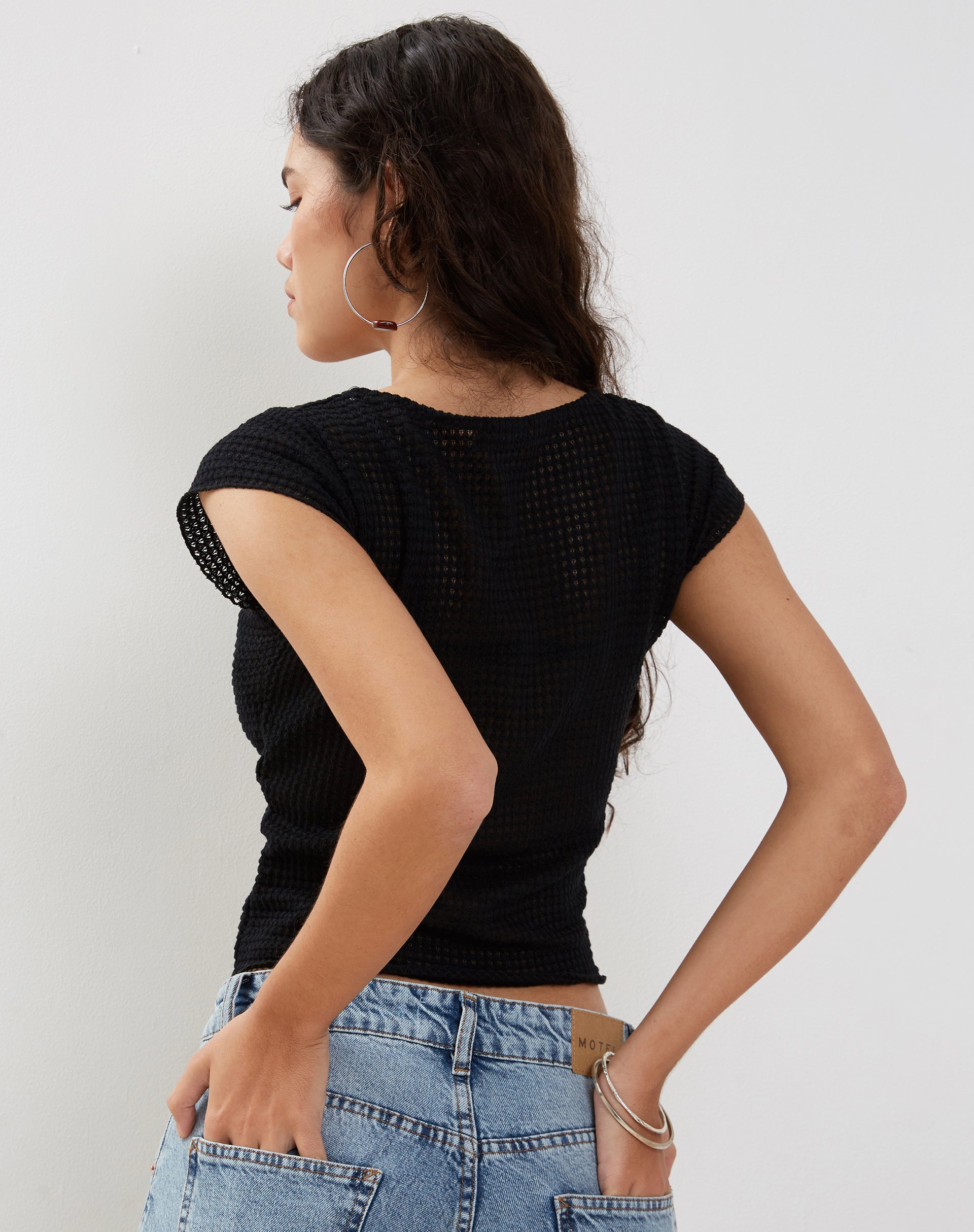 Image of Gianina Crop Top in Schwarz Strukturierte Häkelarbeit
