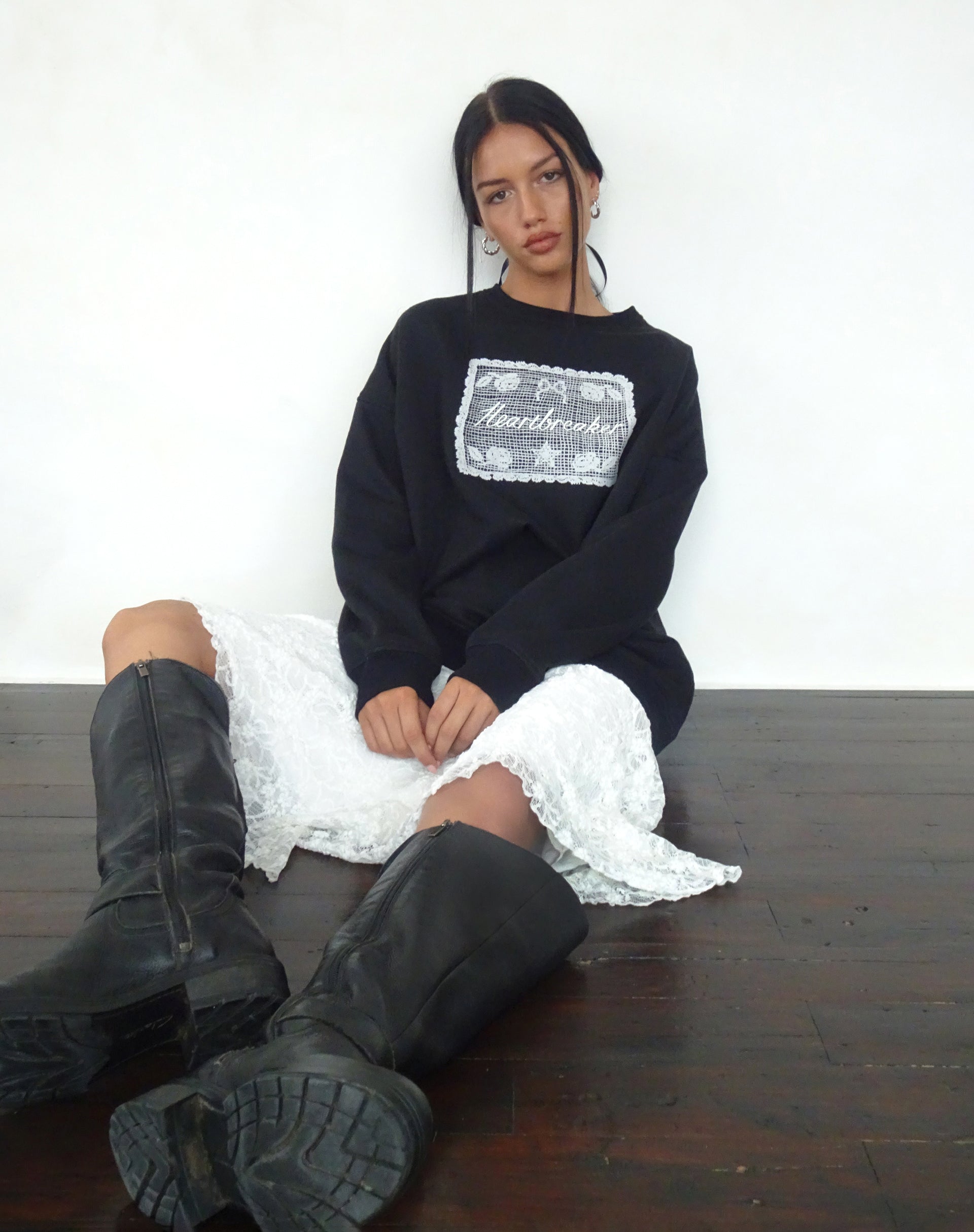 Image of Glo Oversized Sweatshirt in Schwarz mit Heartbreaker-Grafik