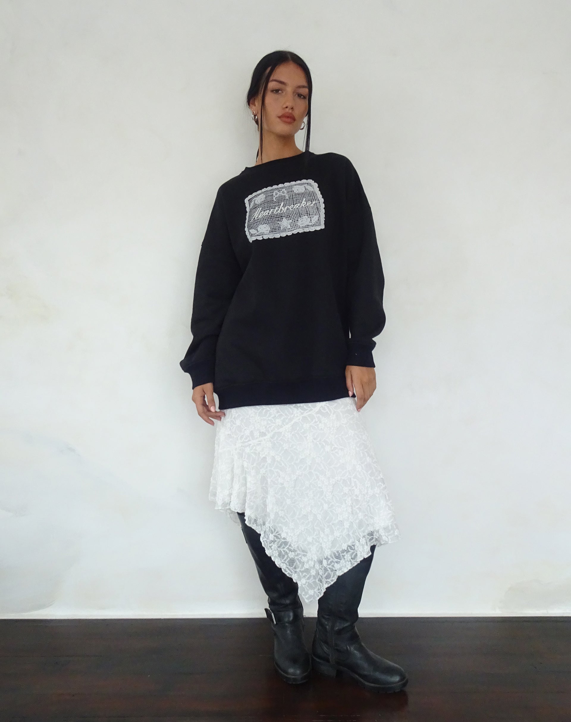 Image of Glo Oversized Sweatshirt in Schwarz mit Heartbreaker-Grafik