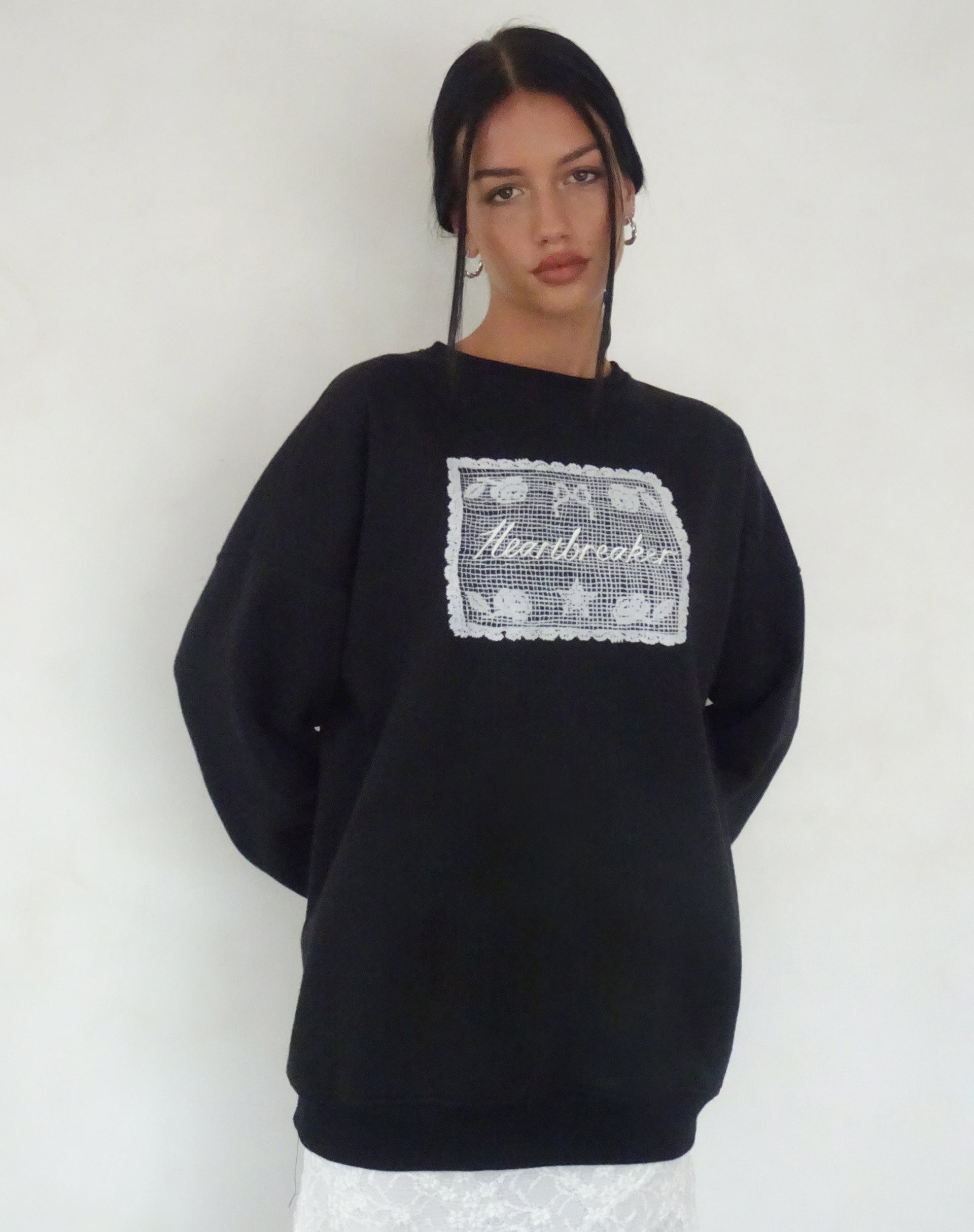 Image of Glo Oversized Sweatshirt in Schwarz mit Heartbreaker-Grafik