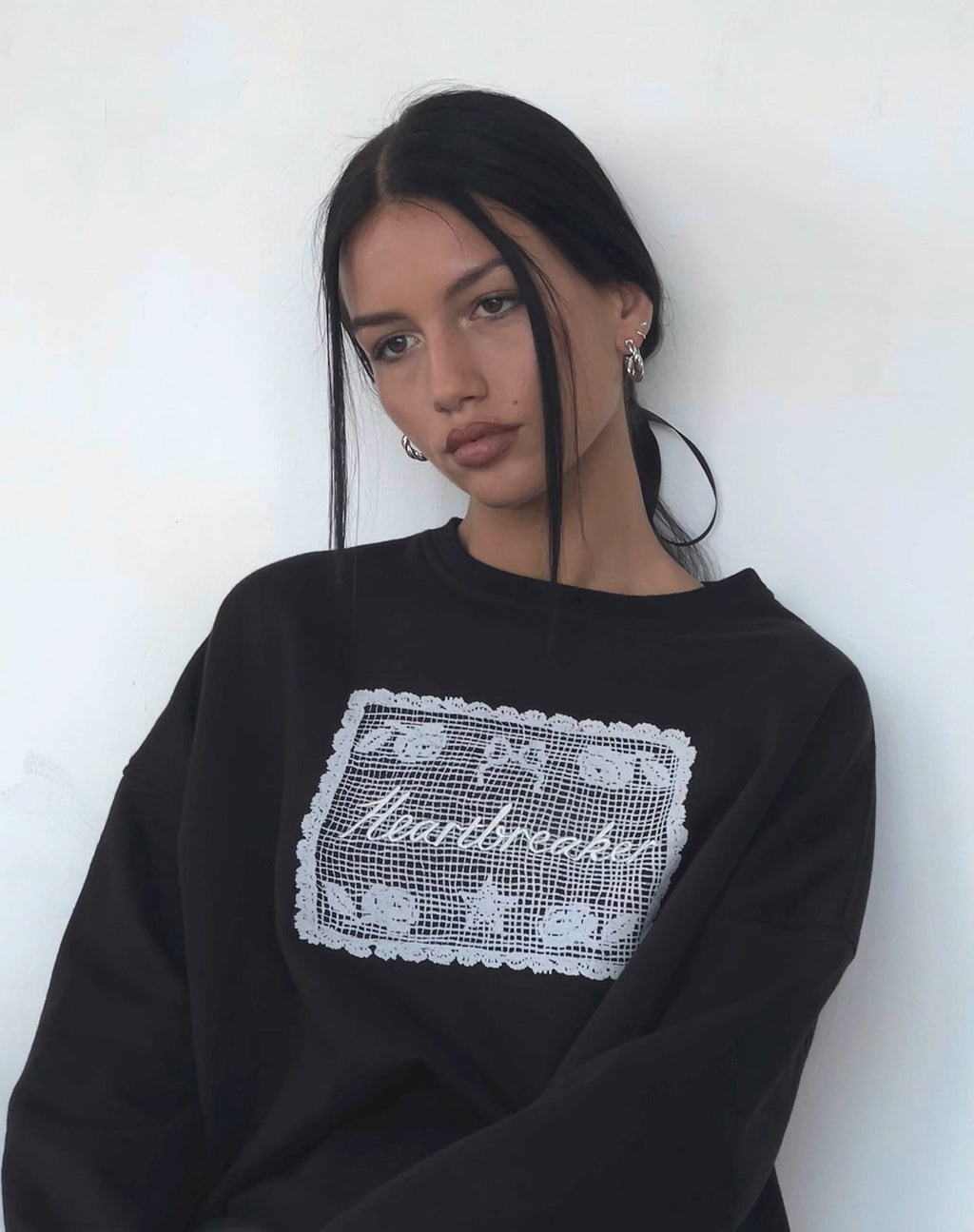 Glo Oversized Sweatshirt in Schwarz mit Heartbreaker-Grafik