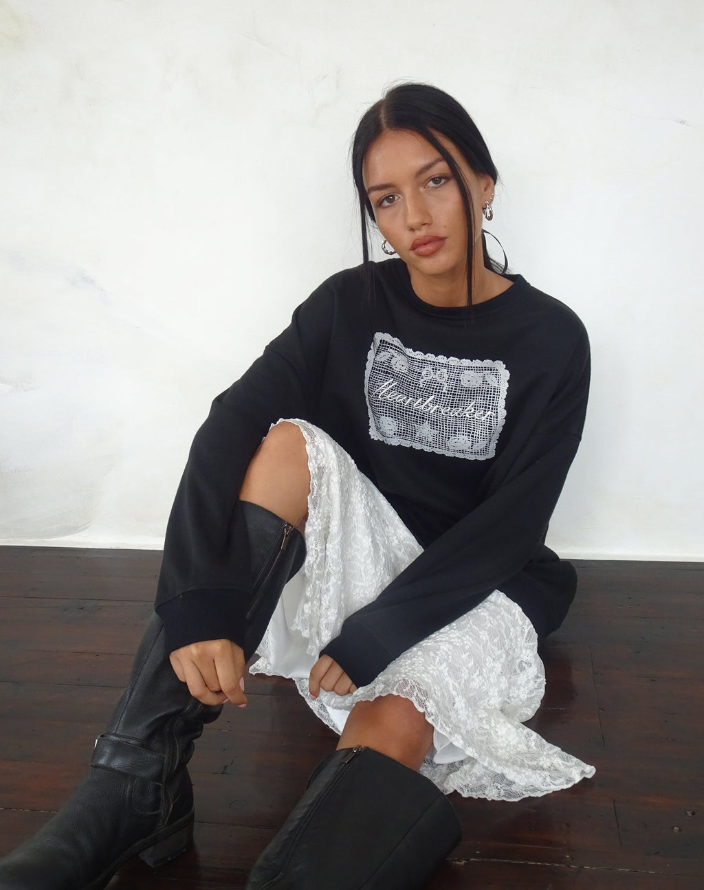 Glo Oversized Sweatshirt in Schwarz mit Heartbreaker-Grafik
