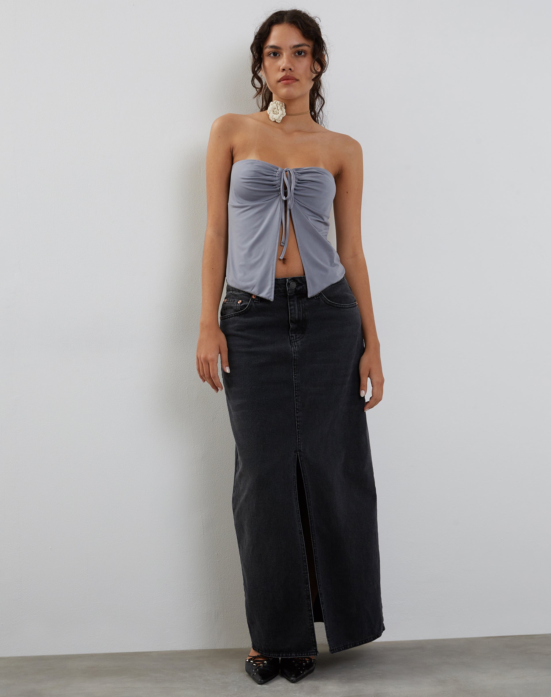 Bild von Greta Tie Front Bandeau Top in Grau