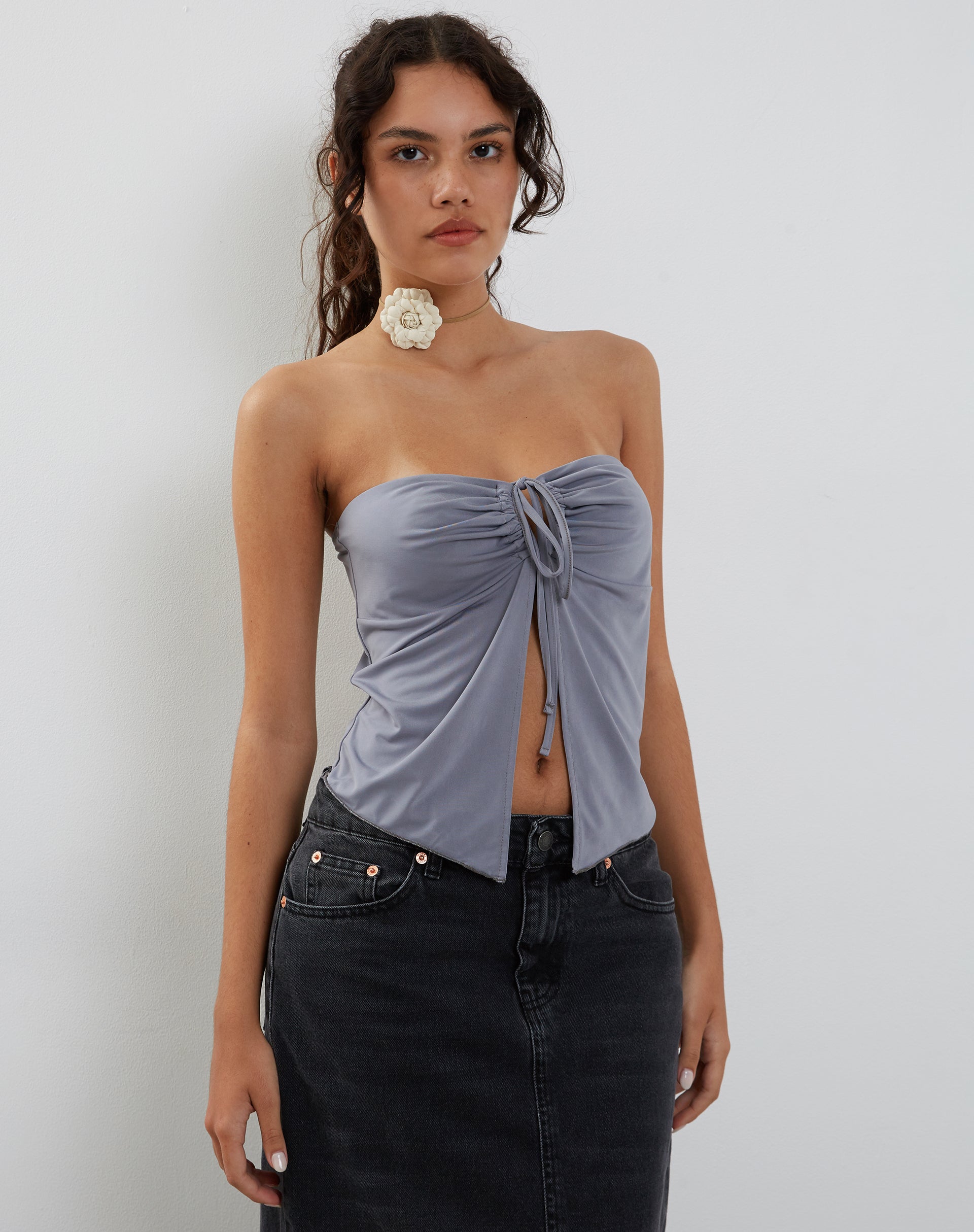 Bild von Greta Tie Front Bandeau Top in Grau