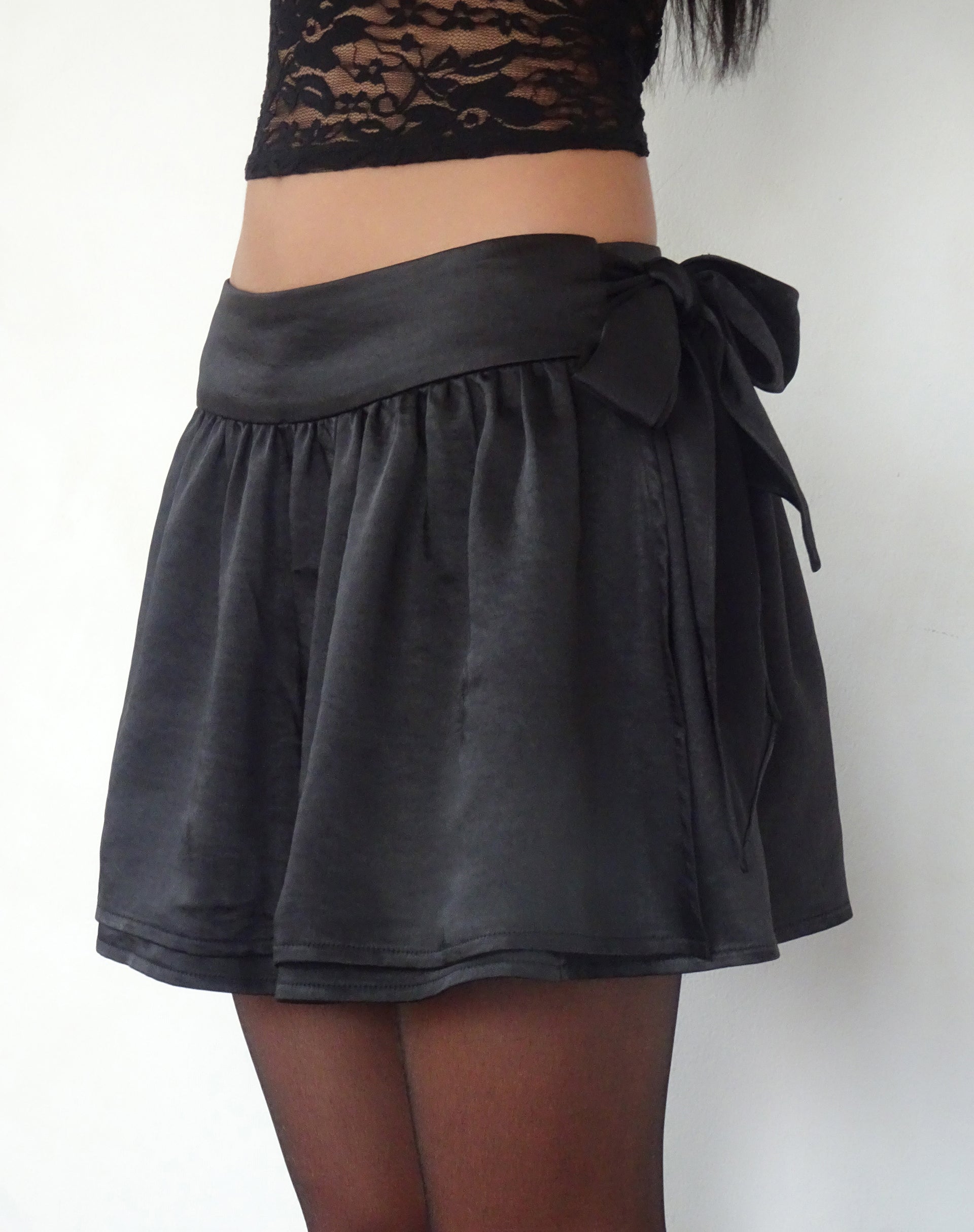 Bild von Habema Wickelminirock aus Satin Schwarz